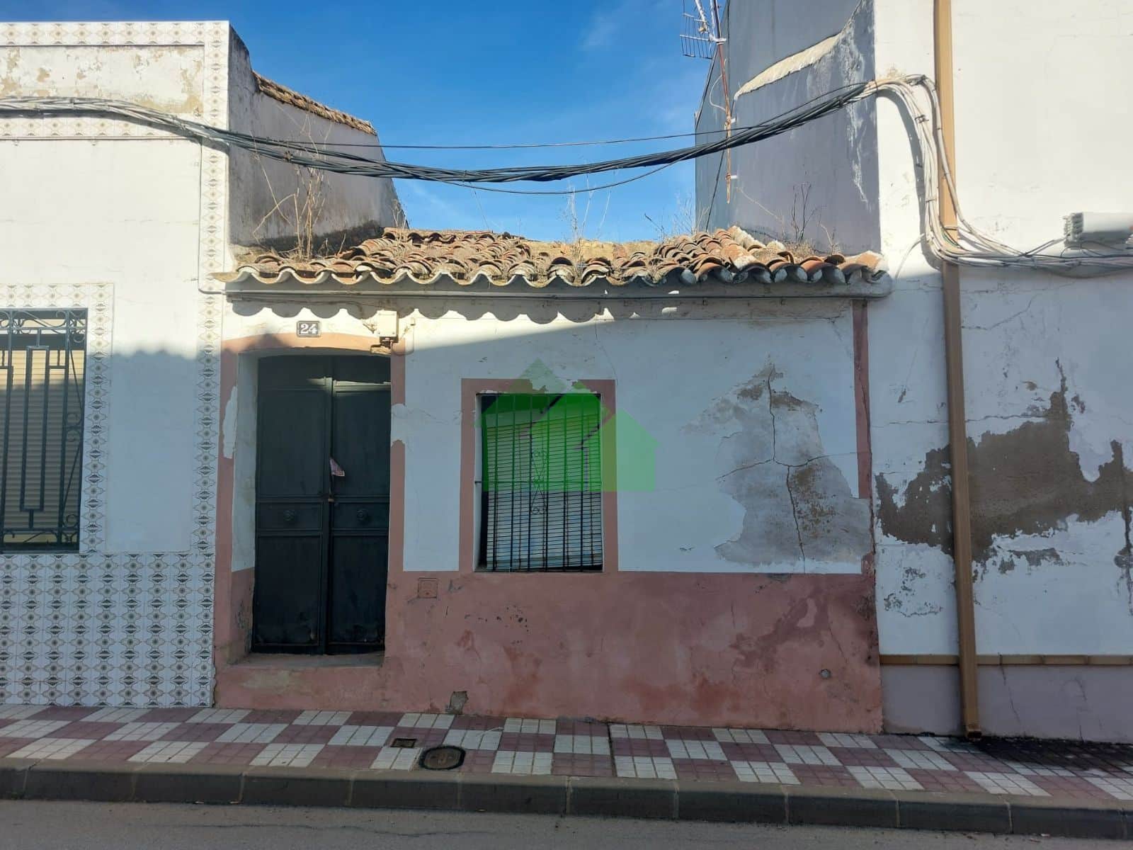 C-975: VENTA DE CASA PARA GRAN REFORMA O DERRIBO CON FACHADA A DOS CALLES. LOBON - Foto 1