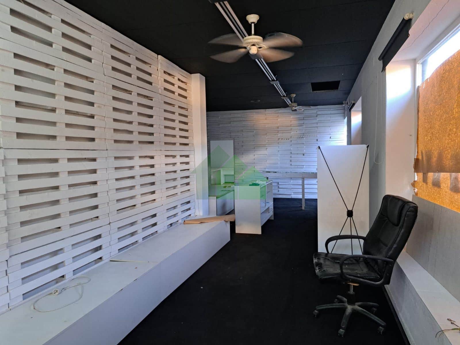 LOCAL COMERCIAL DE ESQUINA, CON MUCHA LUZ.......... - Foto 3