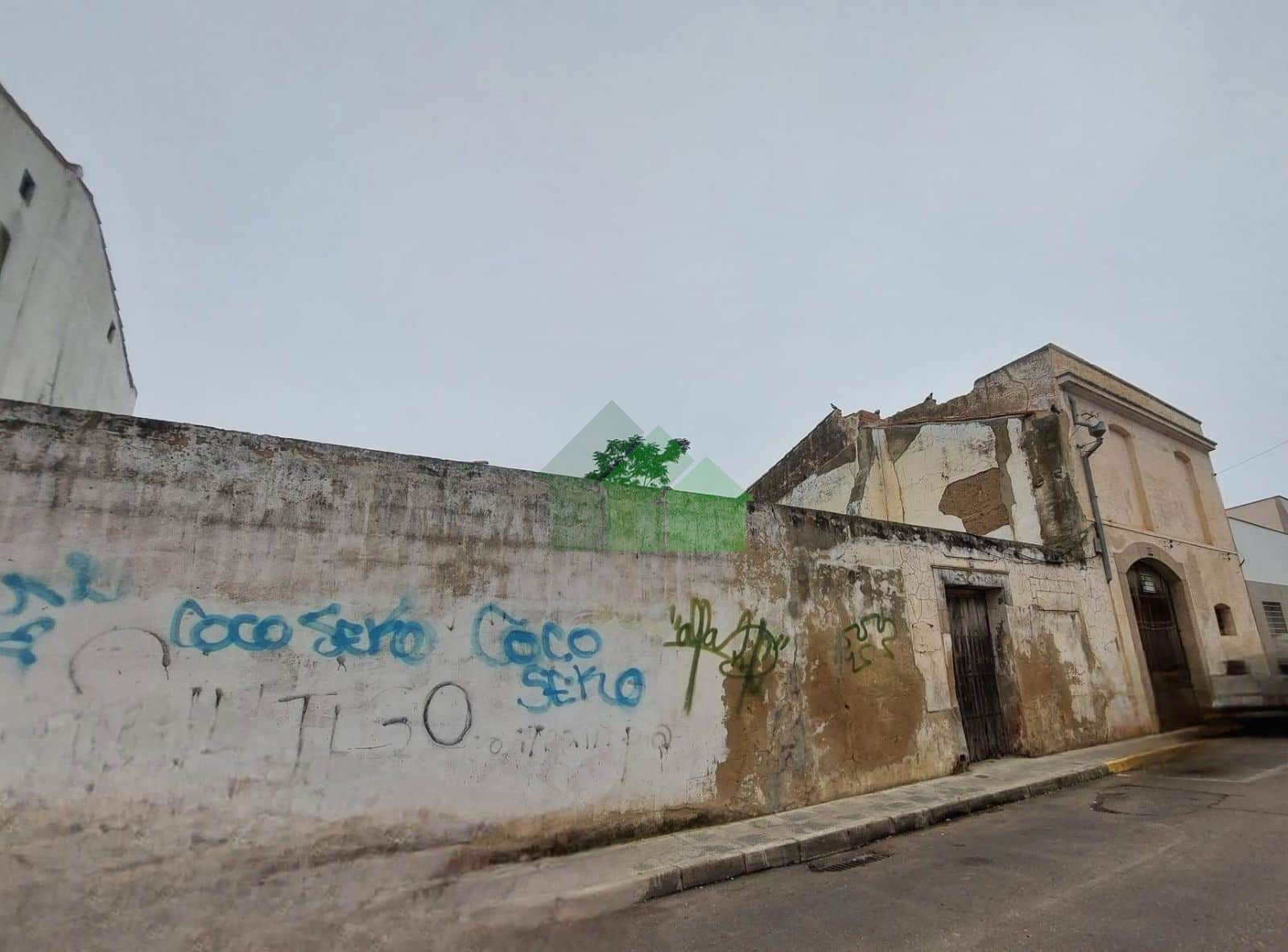 VENTA DE SOLAR A DOS CALLES EN EL CENTRO DE MONTIJO, - Foto 1