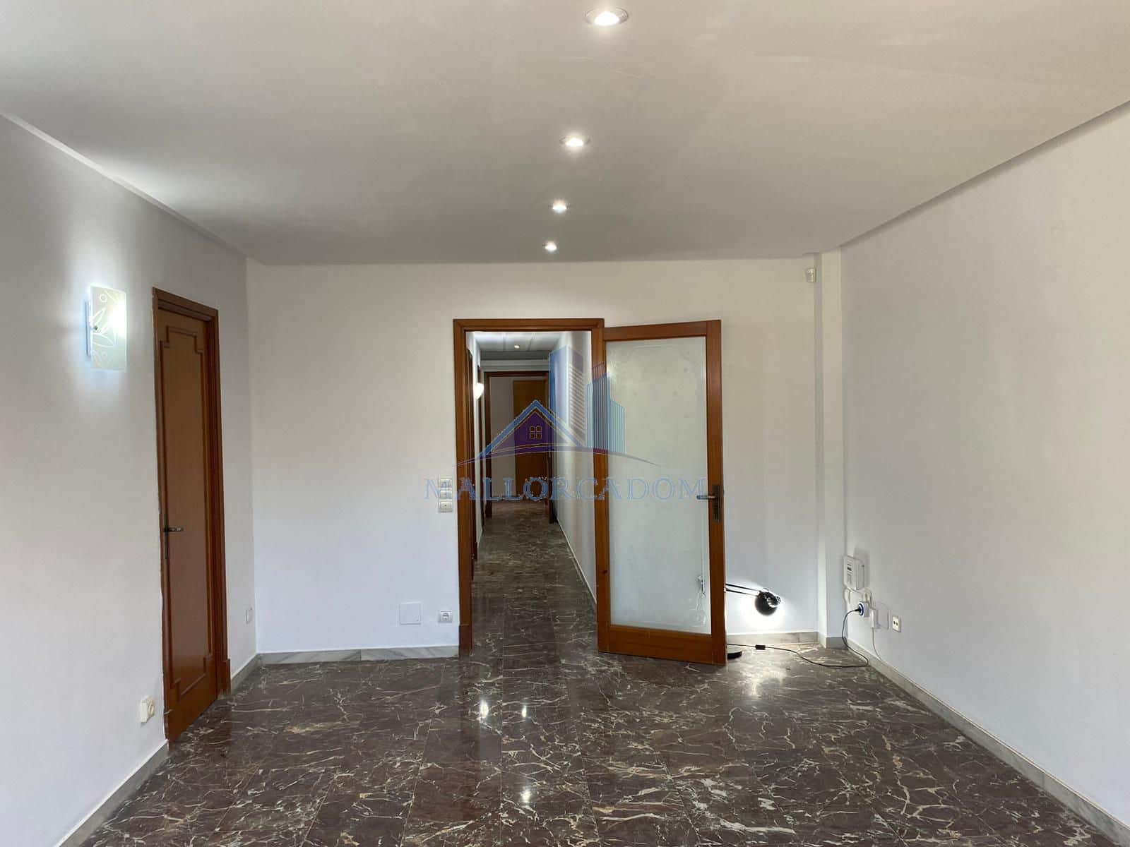 Se vende un apartamento en la plaza Pedro Garau en Palma de Mallorca. - Foto 1