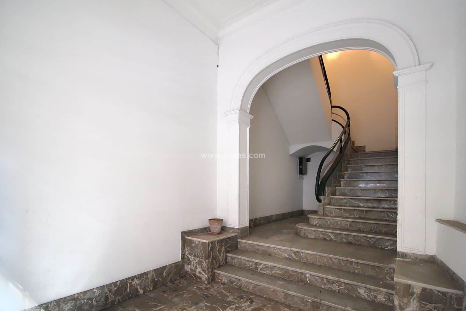 Edificio con gran local y terrazas - Foto 3