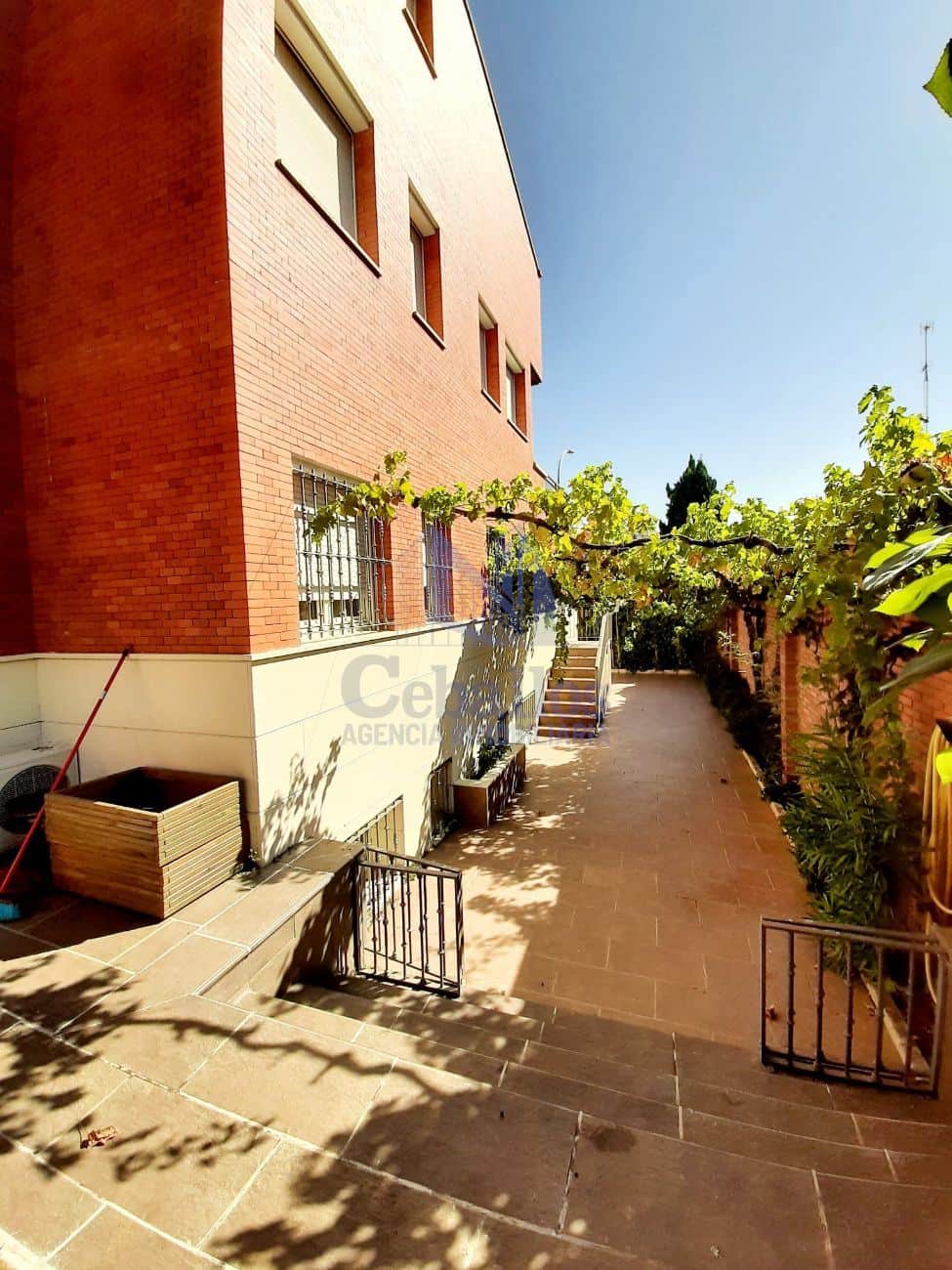 Descubre el Paraíso Urbano: Encantador Chalet Pareado con Piscina y Comodidades en el Corazón de la Ciudad - Foto 4