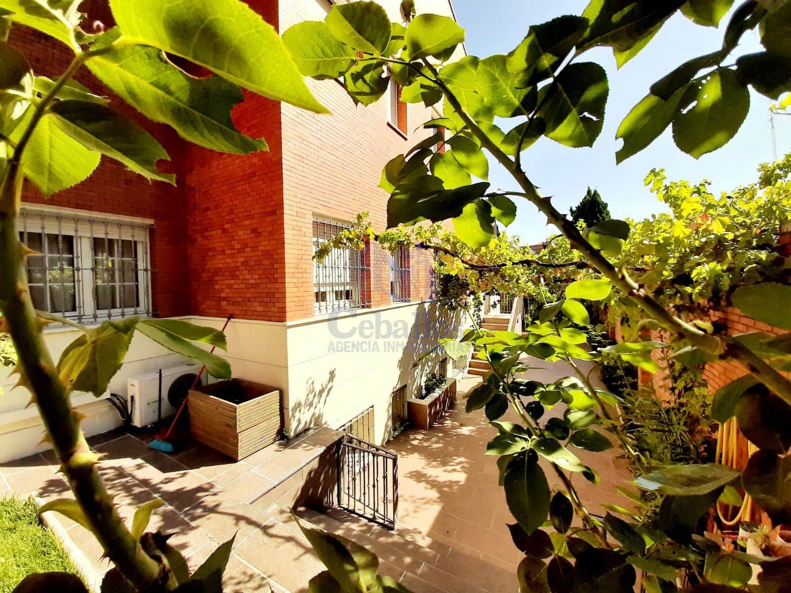 Descubre el Paraíso Urbano: Encantador Chalet Pareado con Piscina y Comodidades en el Corazón de la Ciudad - Foto 5