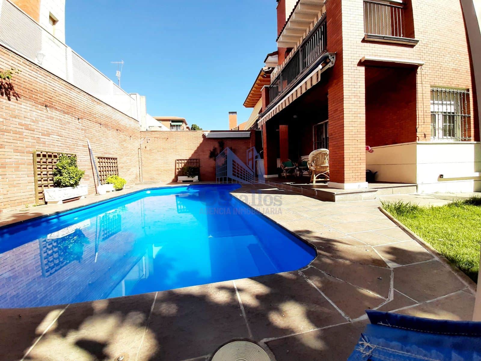 Descubre el Paraíso Urbano: Encantador Chalet Pareado con Piscina y Comodidades en el Corazón de la Ciudad - Foto 3