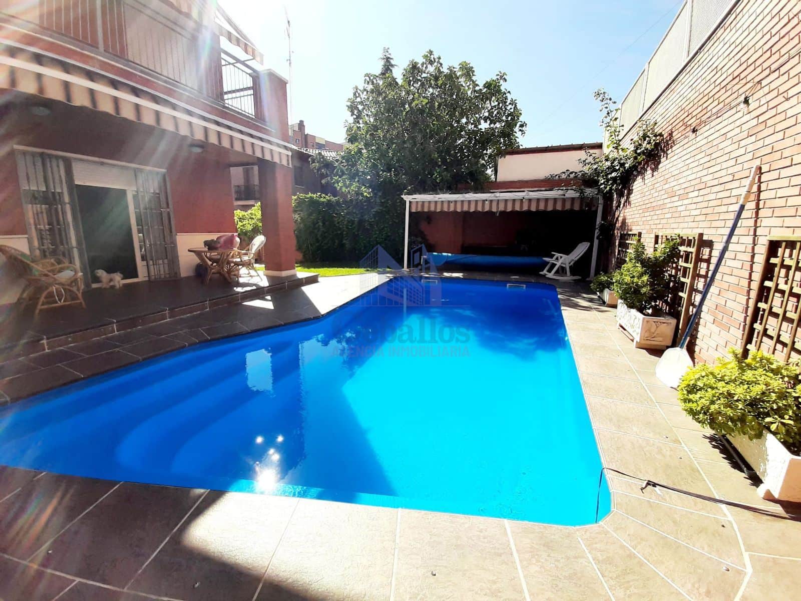 Descubre el Paraíso Urbano: Encantador Chalet Pareado con Piscina y Comodidades en el Corazón de la Ciudad - Foto 2