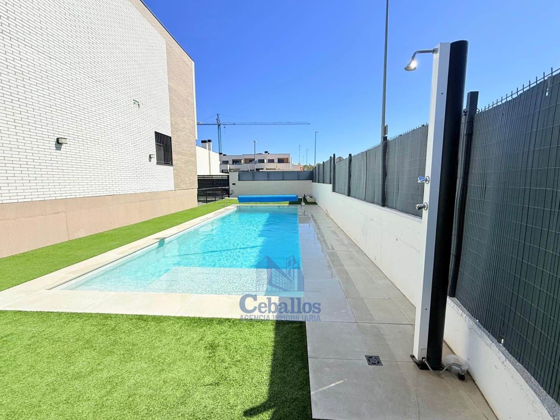 ¡Vive la Experiencia Única de Lujo y Naturaleza en Este Chalet de Esquina en Aguas Vivas, a Minutos del Centro de Guadalajara!  Disfruta de la tranquilidad y la comodidad en este exclusivo chalet de esquina, rodeado de la belleza natural. - Foto 4