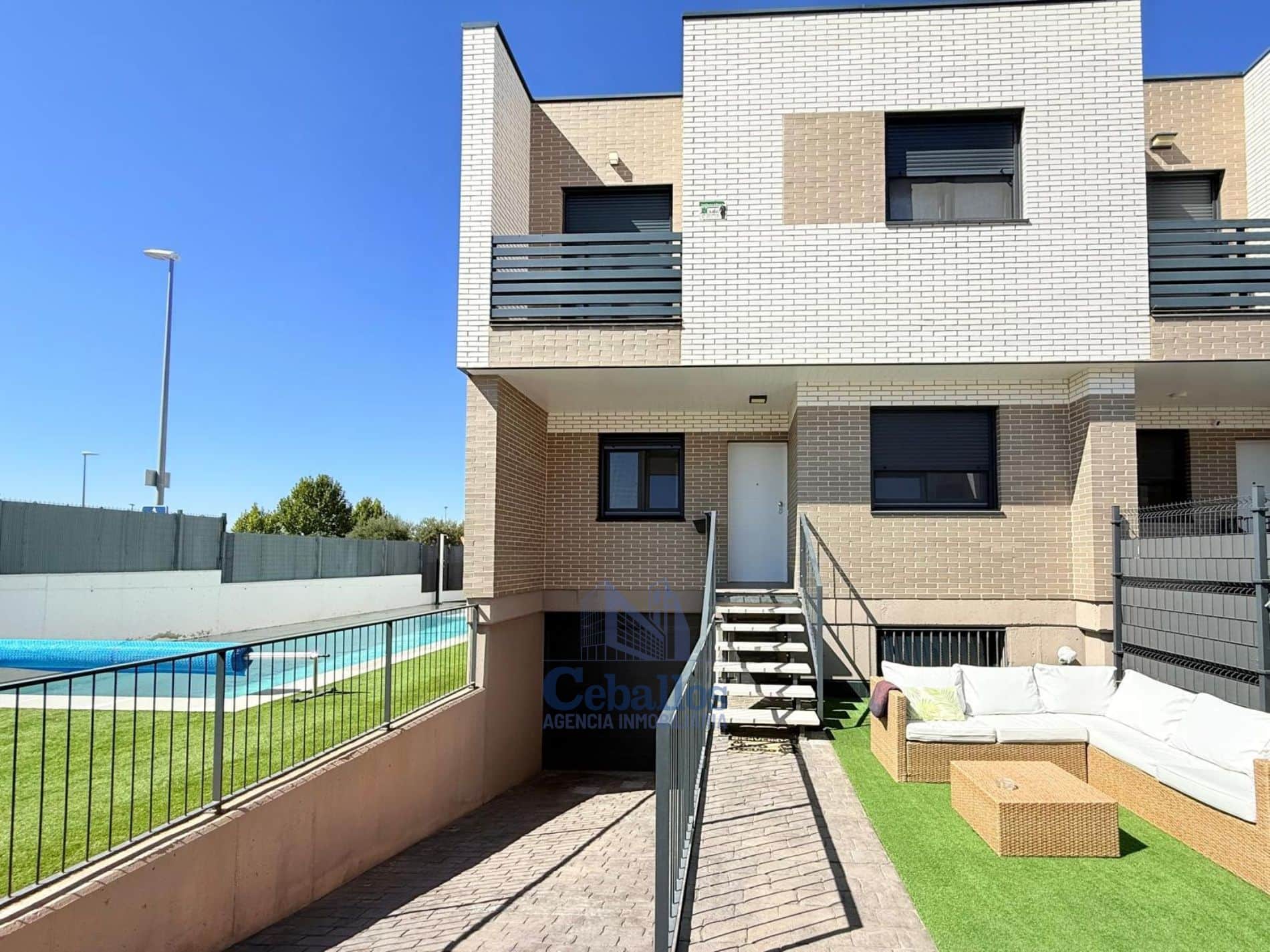 ¡Vive la Experiencia Única de Lujo y Naturaleza en Este Chalet de Esquina en Aguas Vivas, a Minutos del Centro de Guadalajara!  Disfruta de la tranquilidad y la comodidad en este exclusivo chalet de esquina, rodeado de la belleza natural. - Foto 2