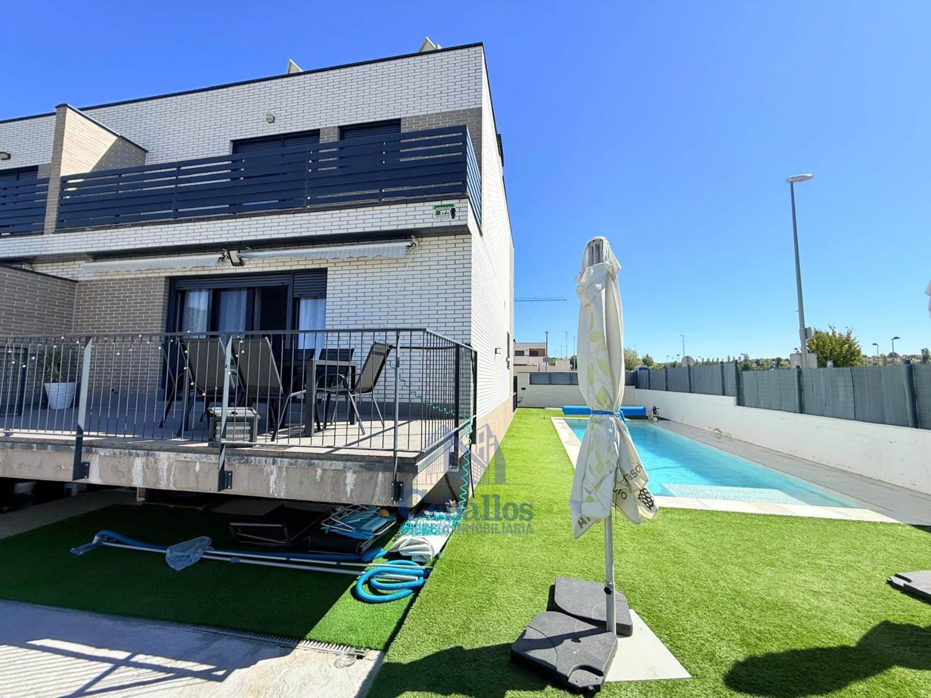 ¡Vive la Experiencia Única de Lujo y Naturaleza en Este Chalet de Esquina en Aguas Vivas, a Minutos del Centro de Guadalajara!  Disfruta de la tranquilidad y la comodidad en este exclusivo chalet de esquina, rodeado de la belleza natural. - Foto 3