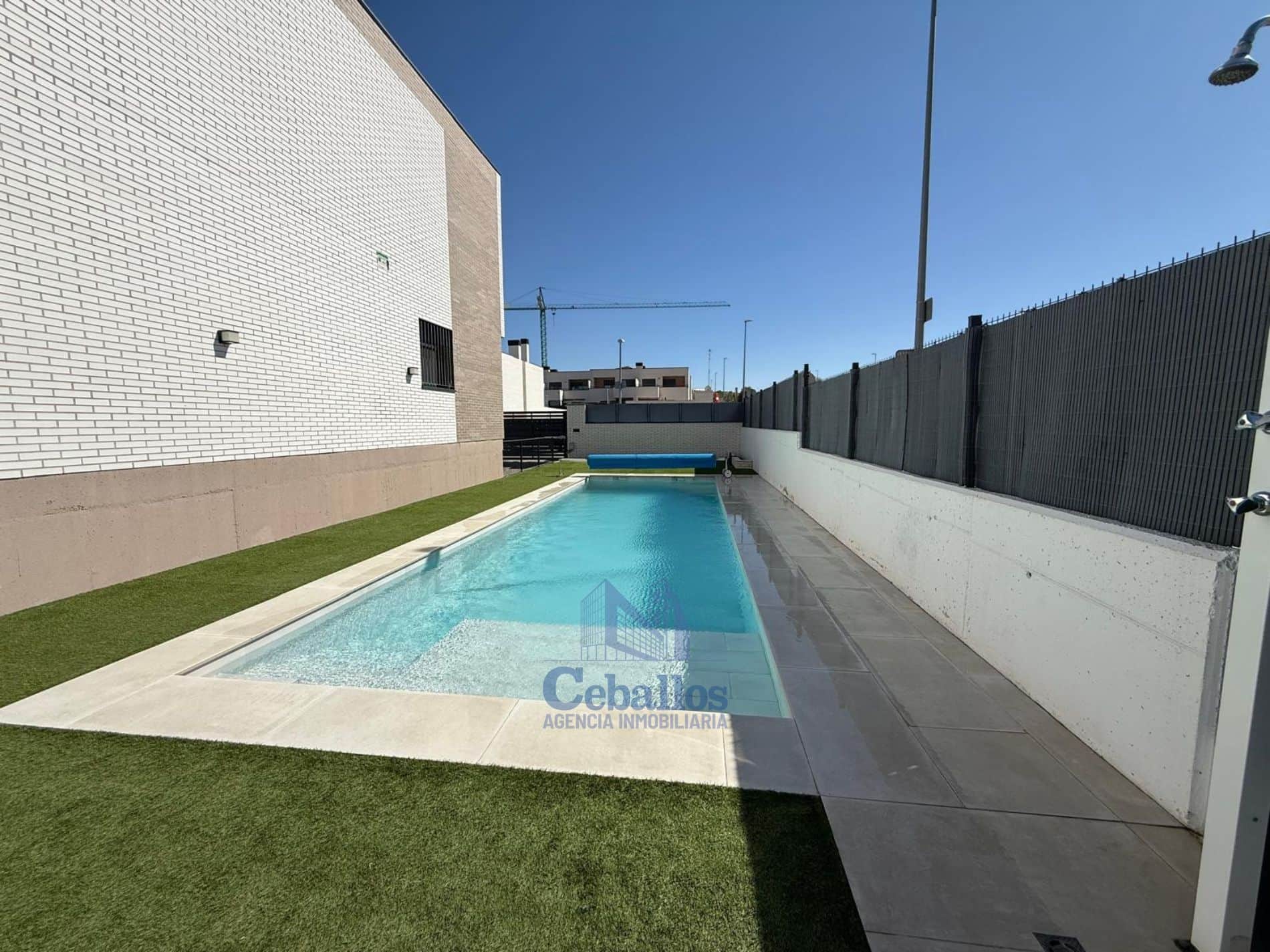 ¡Vive la Experiencia Única de Lujo y Naturaleza en Este Chalet de Esquina en Aguas Vivas, a Minutos del Centro de Guadalajara!  Disfruta de la tranquilidad y la comodidad en este exclusivo chalet de esquina, rodeado de la belleza natural. - Foto 1