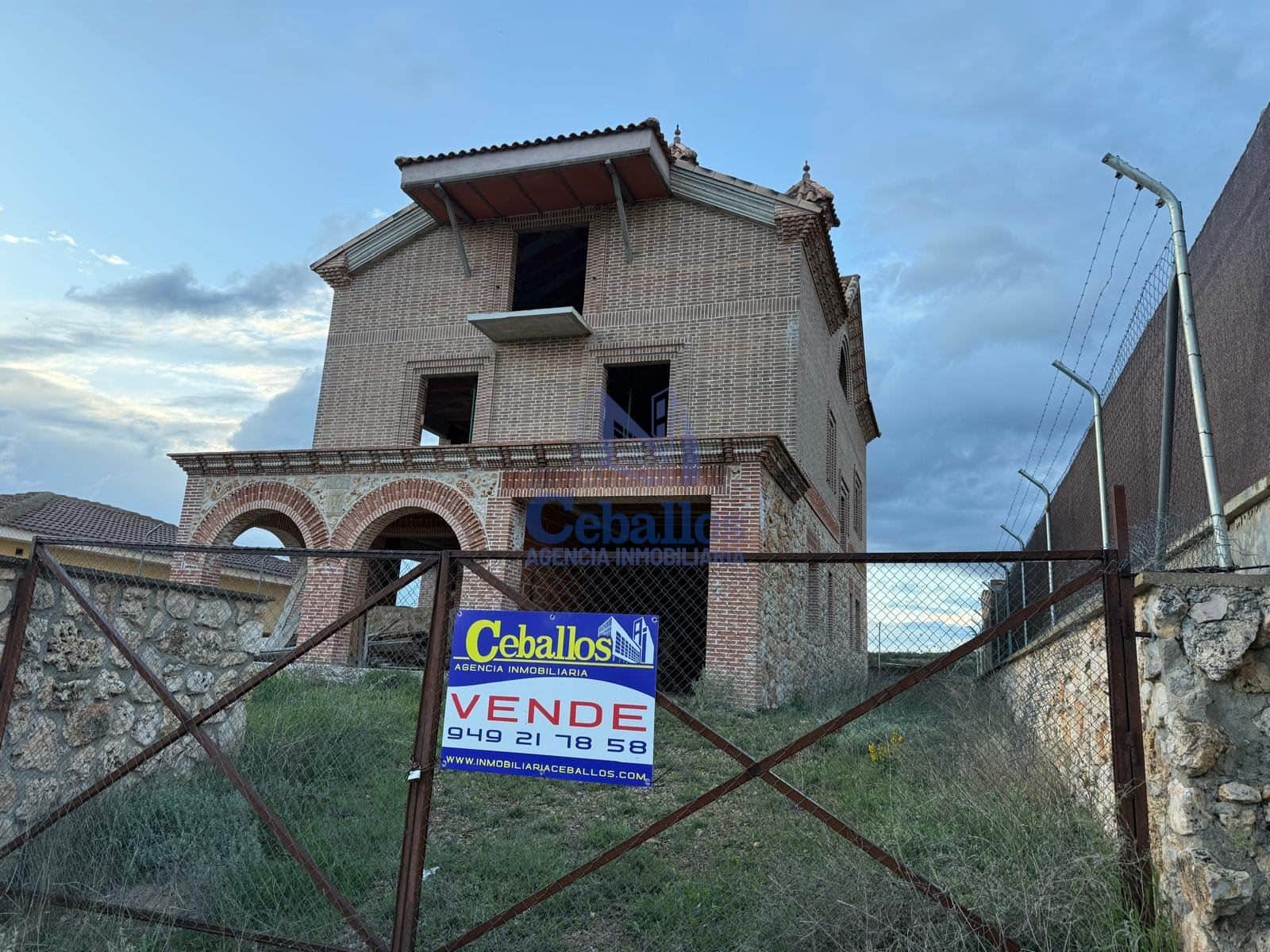 🏡✨ Vive donde el paisaje y la arquitectura se encuentran – Casa con proyecto en construcción en Cifuentes, Guadalajara - Foto 2