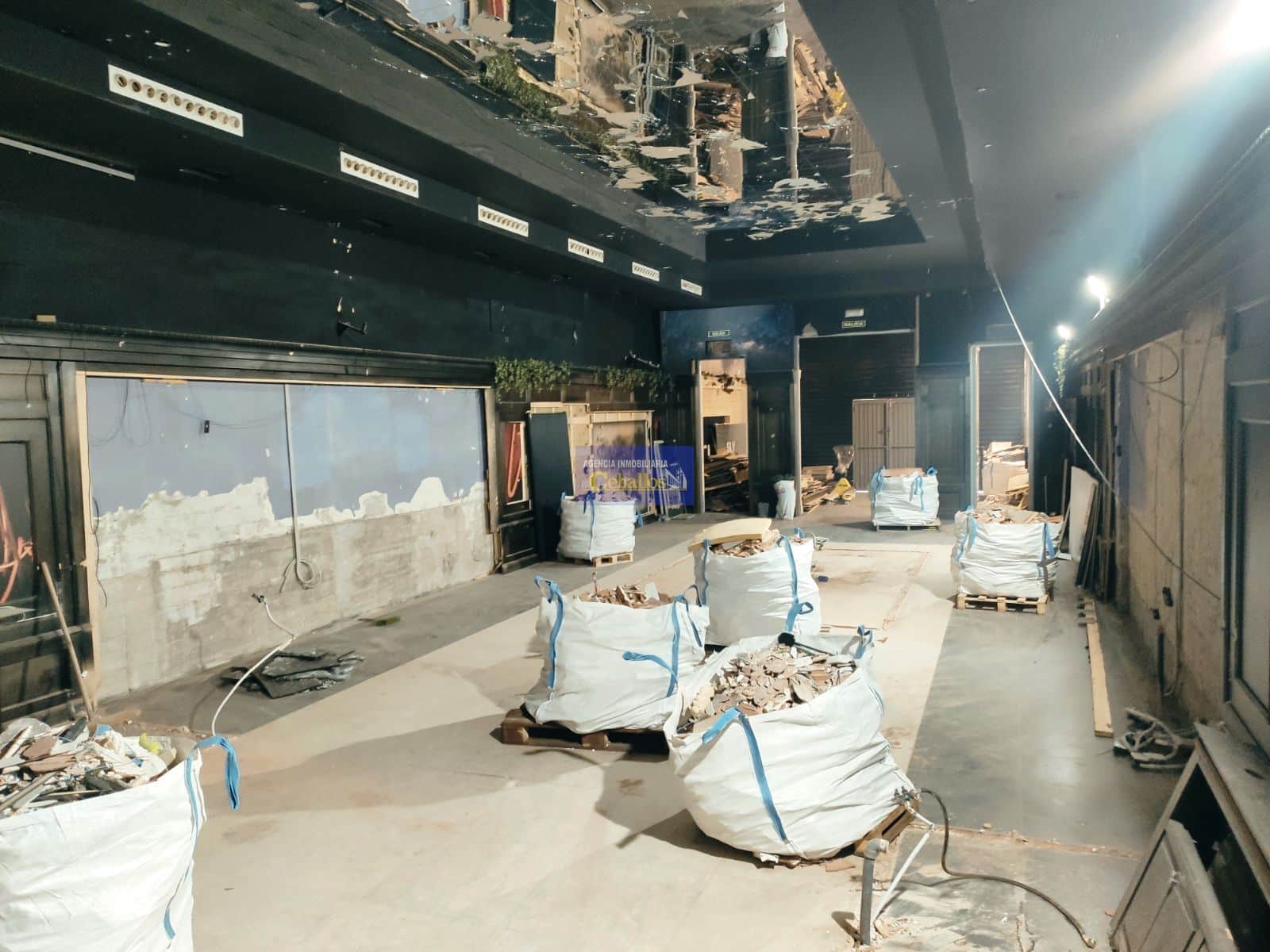 ¡Oportunidad única en Avenida Castilla! Local comercial con un gran potencial. - Foto 4