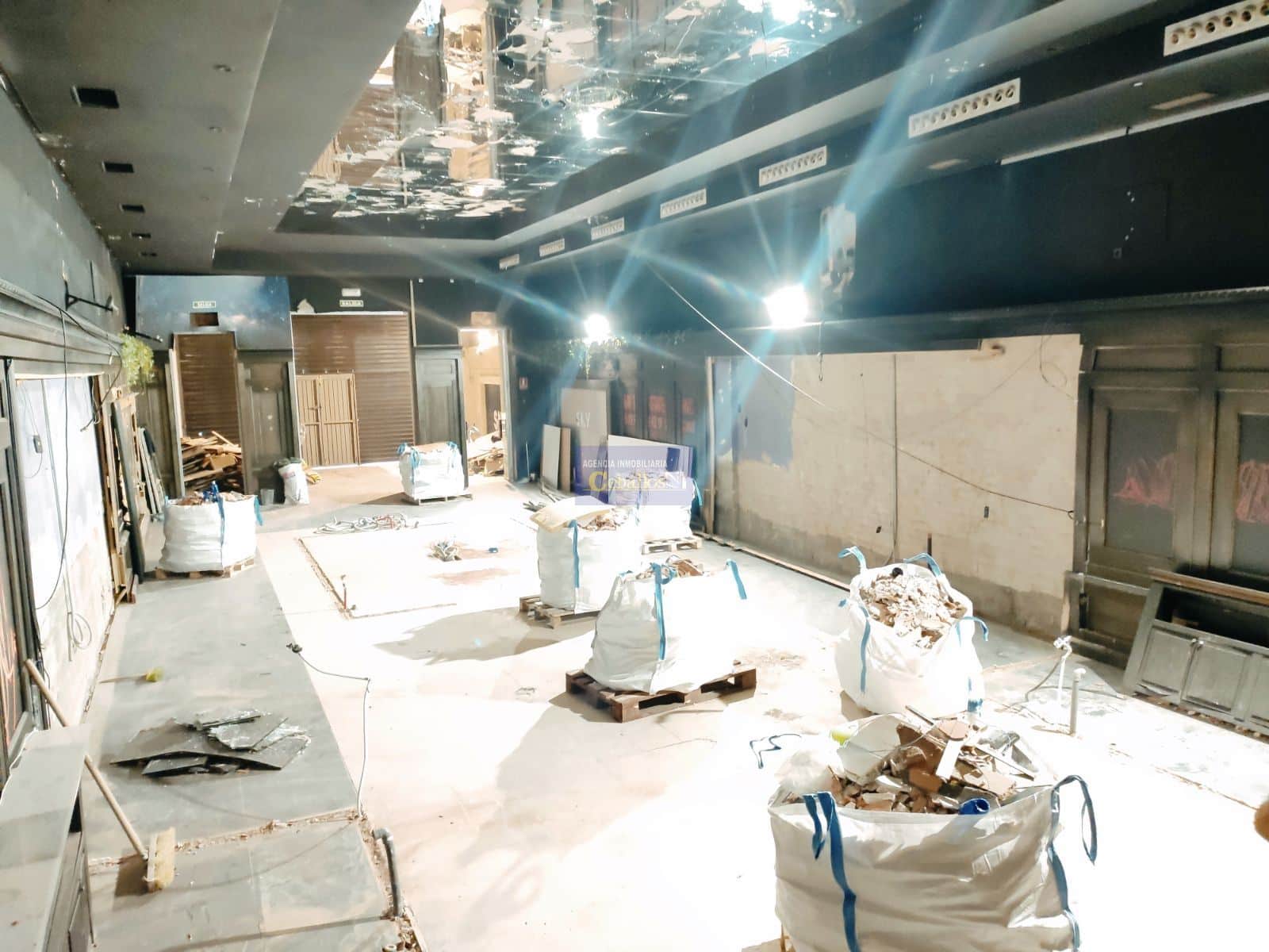 ¡Oportunidad única en Avenida Castilla! Local comercial con un gran potencial. - Foto 3