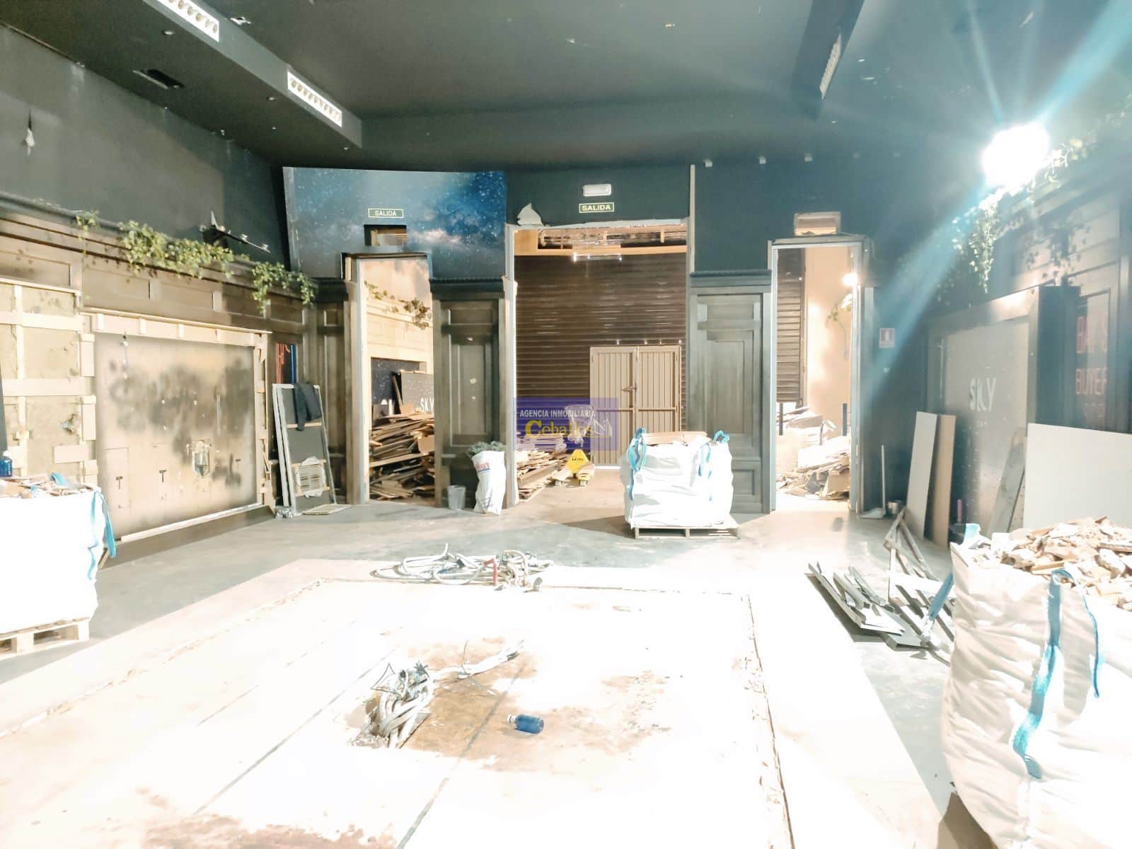 ¡Oportunidad única en Avenida Castilla! Local comercial con un gran potencial. - Foto 2