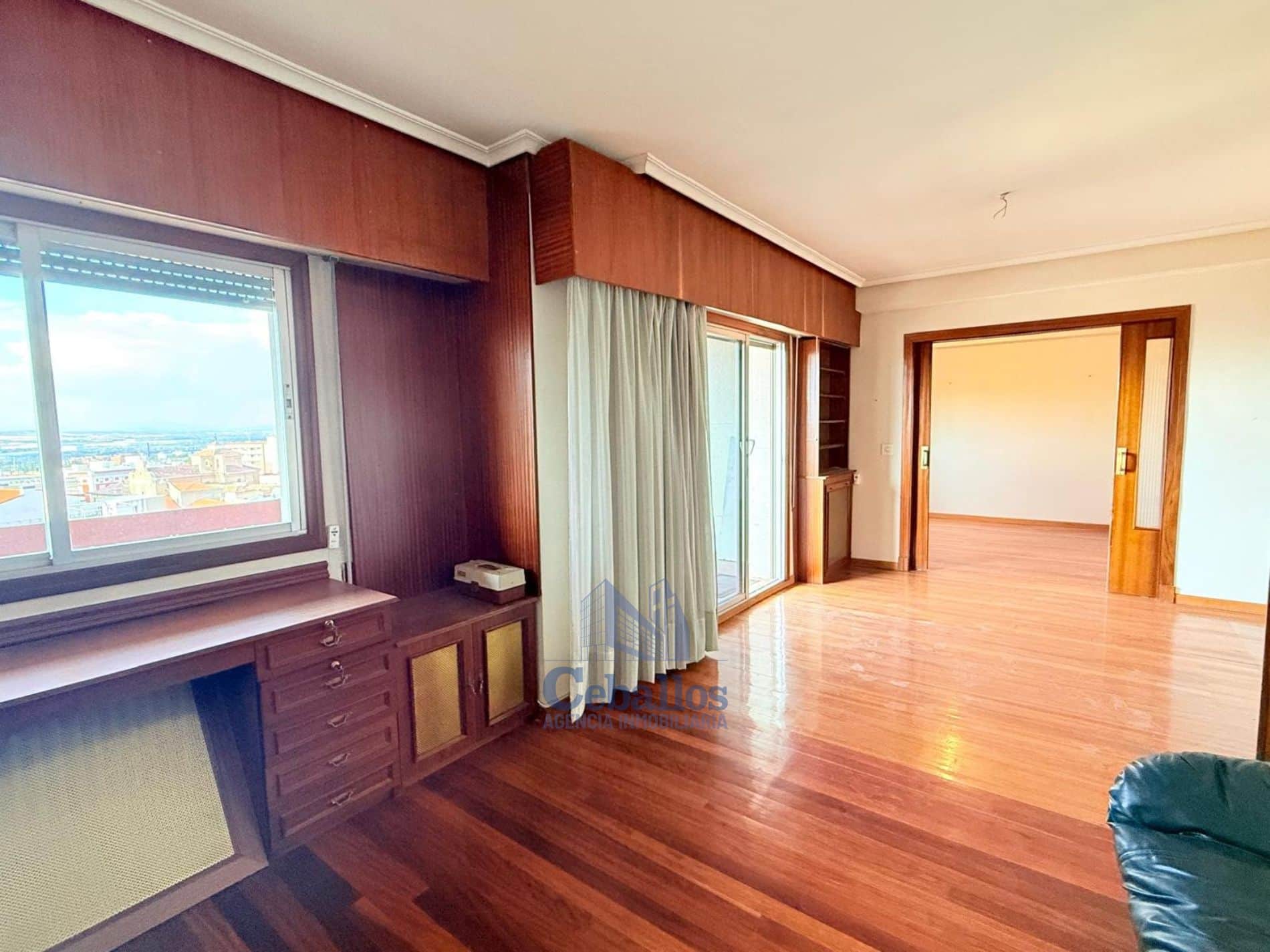 🏙️ Amplia Vivienda en el Centro – 150 m², 5 Dormitorios, 3 Baños y 2 Plazas de Garaje - Foto 4