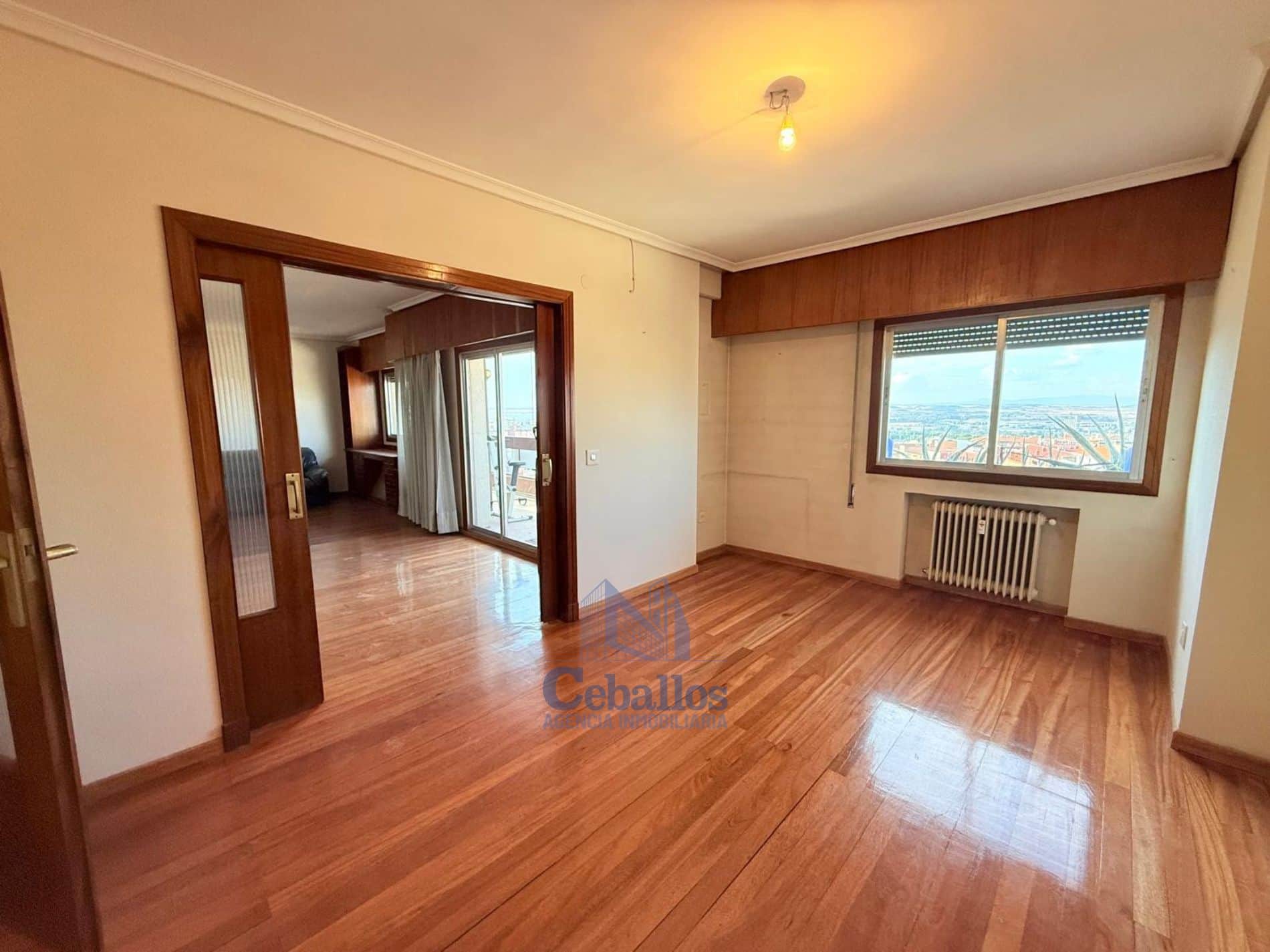 🏙️ Amplia Vivienda en el Centro – 150 m², 5 Dormitorios, 3 Baños y 2 Plazas de Garaje - Foto 1