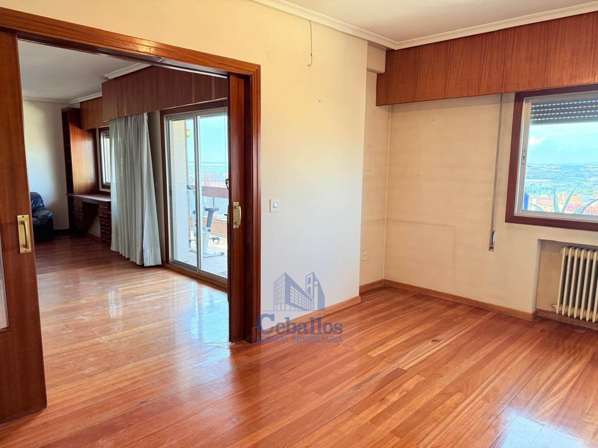 🏙️ Amplia Vivienda en el Centro – 150 m², 5 Dormitorios, 3 Baños y 2 Plazas de Garaje - Foto 3