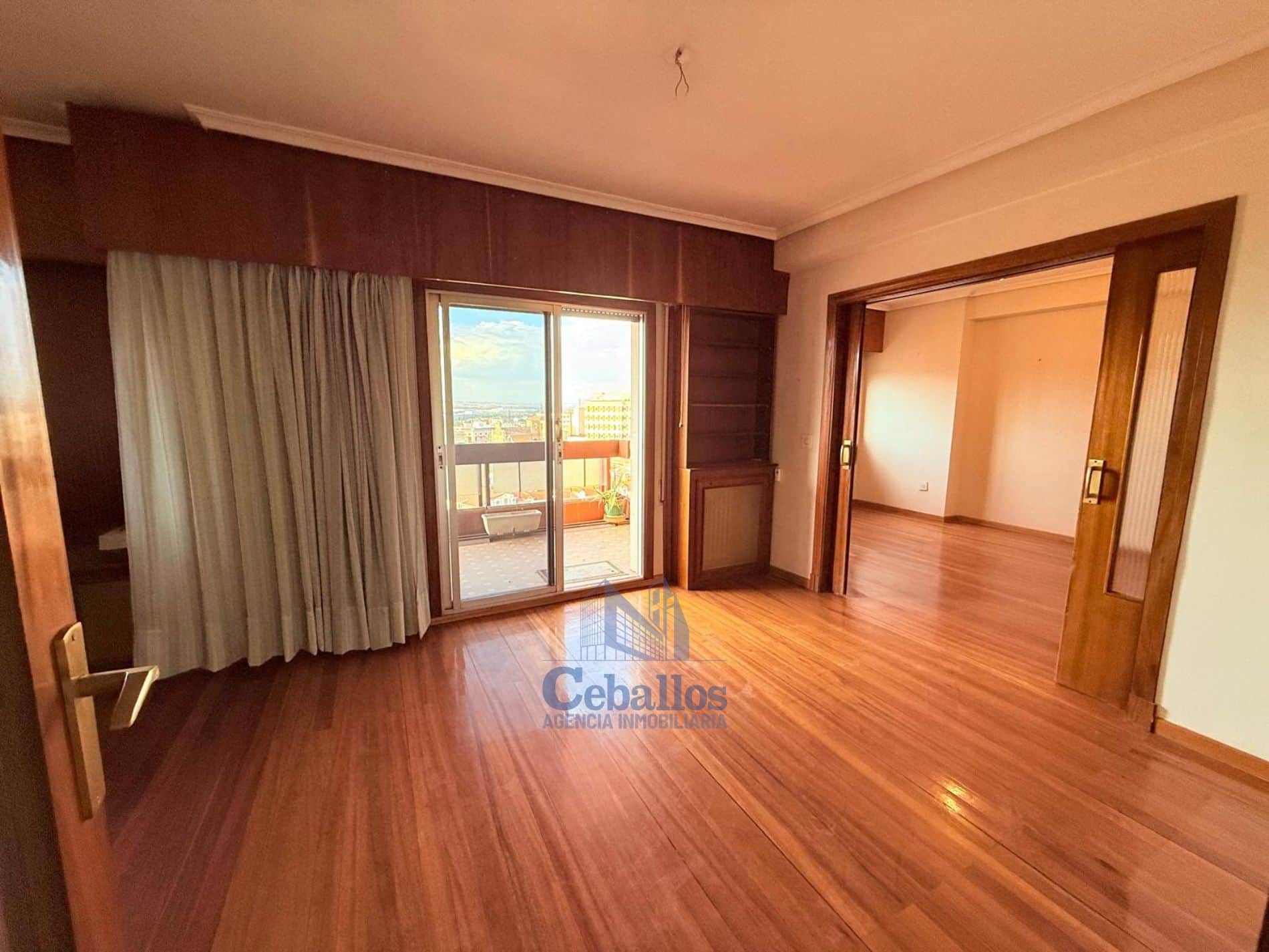 🏙️ Amplia Vivienda en el Centro – 150 m², 5 Dormitorios, 3 Baños y 2 Plazas de Garaje - Foto 2