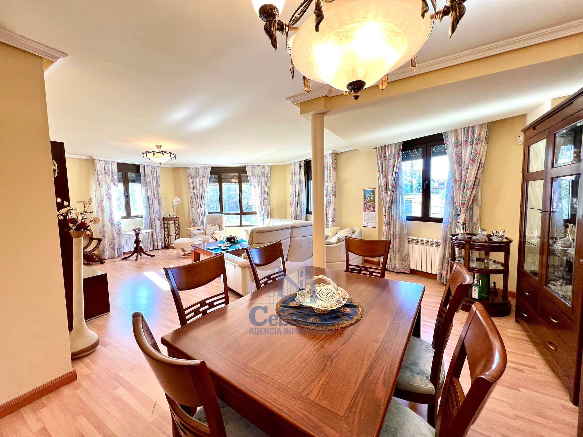 🏡 Vivienda Amplia en Pleno Centro de la Ciudad – 170 m², Garaje y Trastero - Foto 3