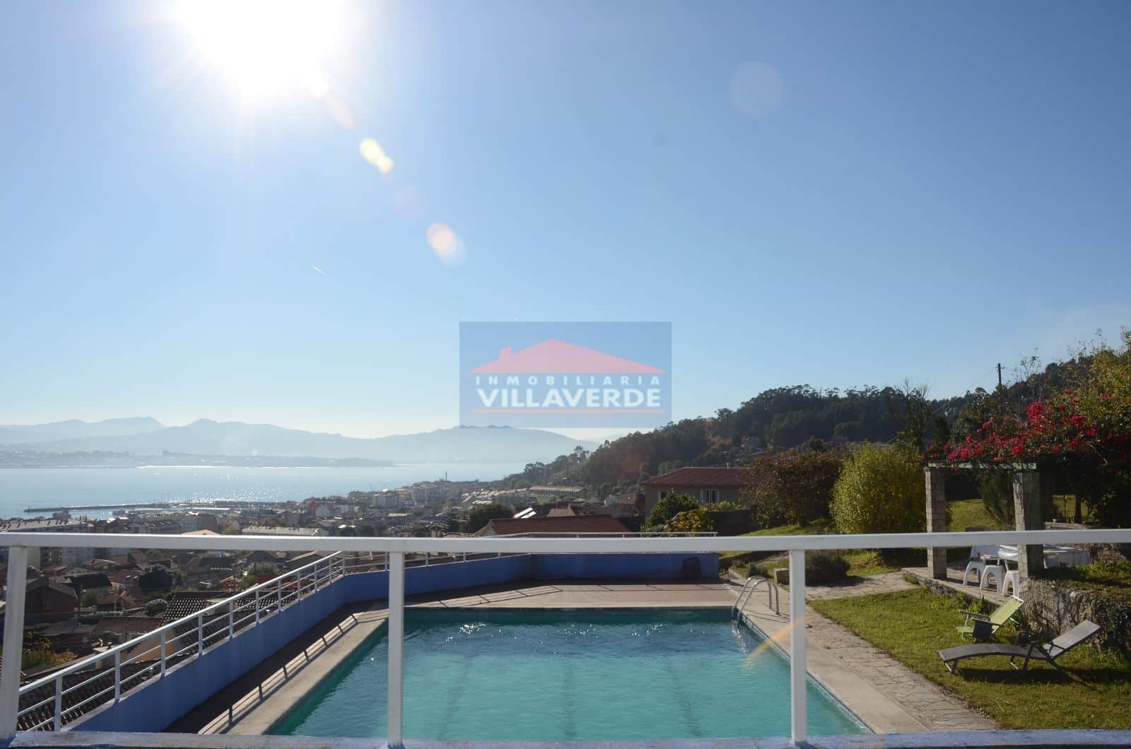 CASA CON PISCINA Y GRAN PARCELA CON PRECIOSAS VISTAS A LA RÍA - Foto 1