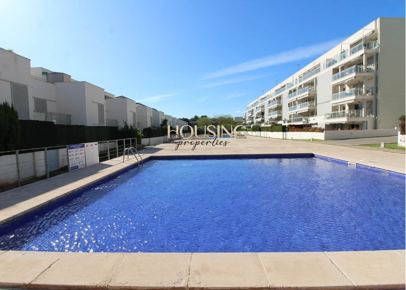 ADOSADO, CERCA DE LA PLAYA, EN RESIDENCIAL CON PISCINAS Y JARDINES - Foto 1