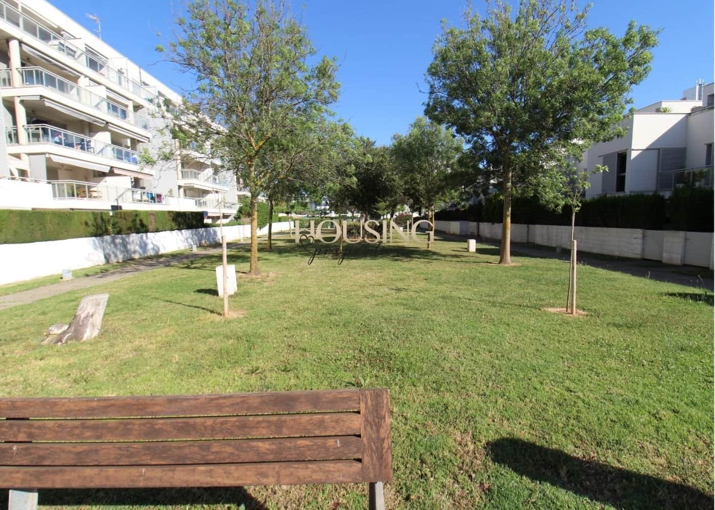 ADOSADO, CERCA DE LA PLAYA, EN RESIDENCIAL CON PISCINAS Y JARDINES - Foto 2