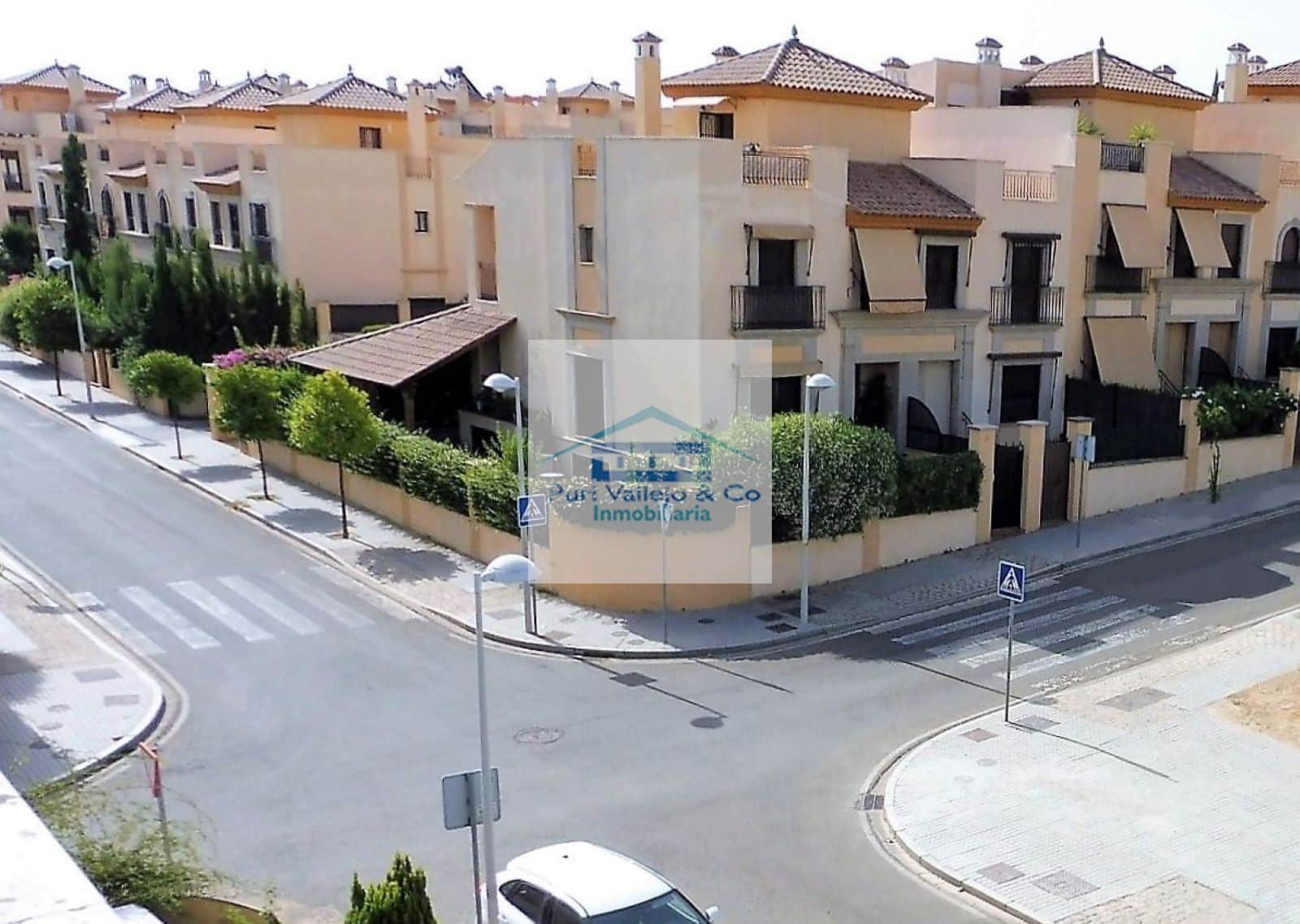 Chalet adosado con 2 terrazas y 2 plazas de garaje. - Foto 3