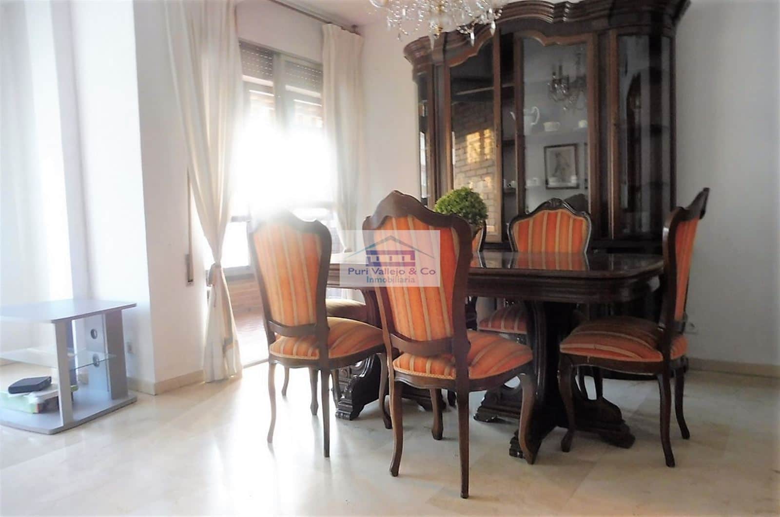 Gran piso de 157m con 4 habitaciones y plaza de garaje. - Foto 3