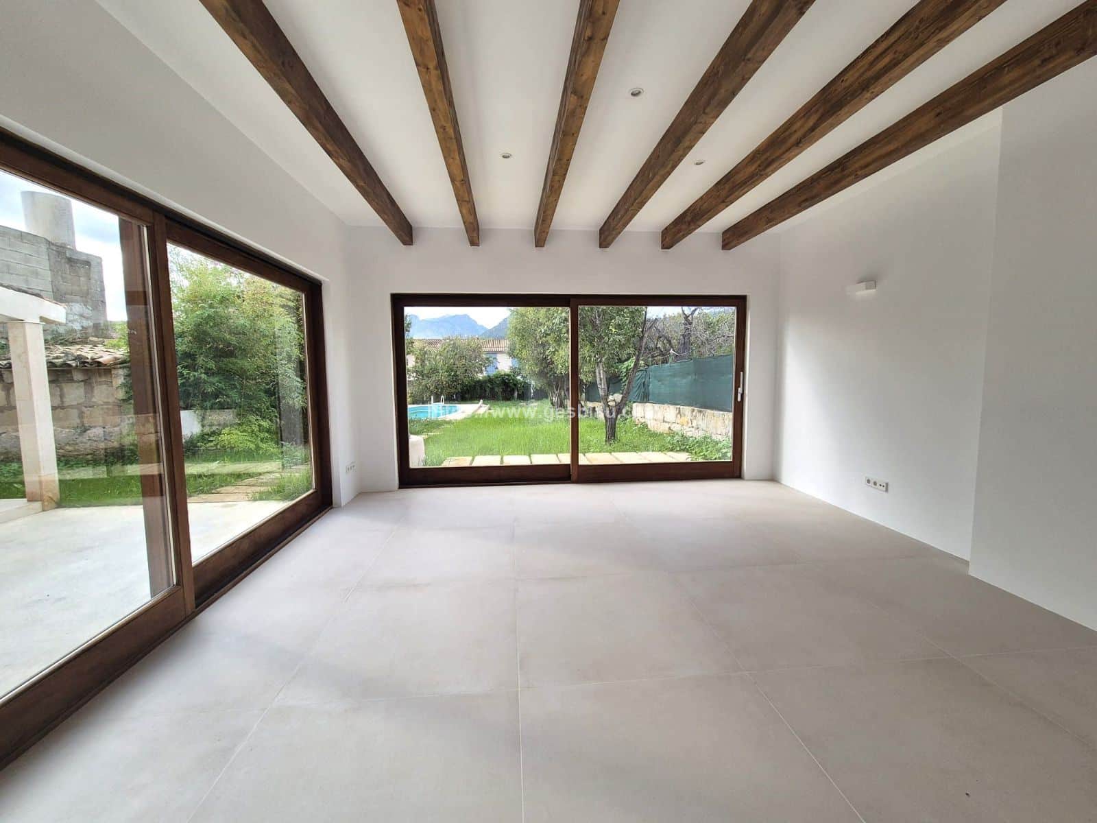 Espectacular casa con piscina reformada - Foto 1