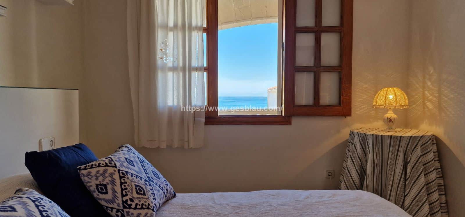 Edificio con dos viviendas y garaje con vistas al mar - Foto 2