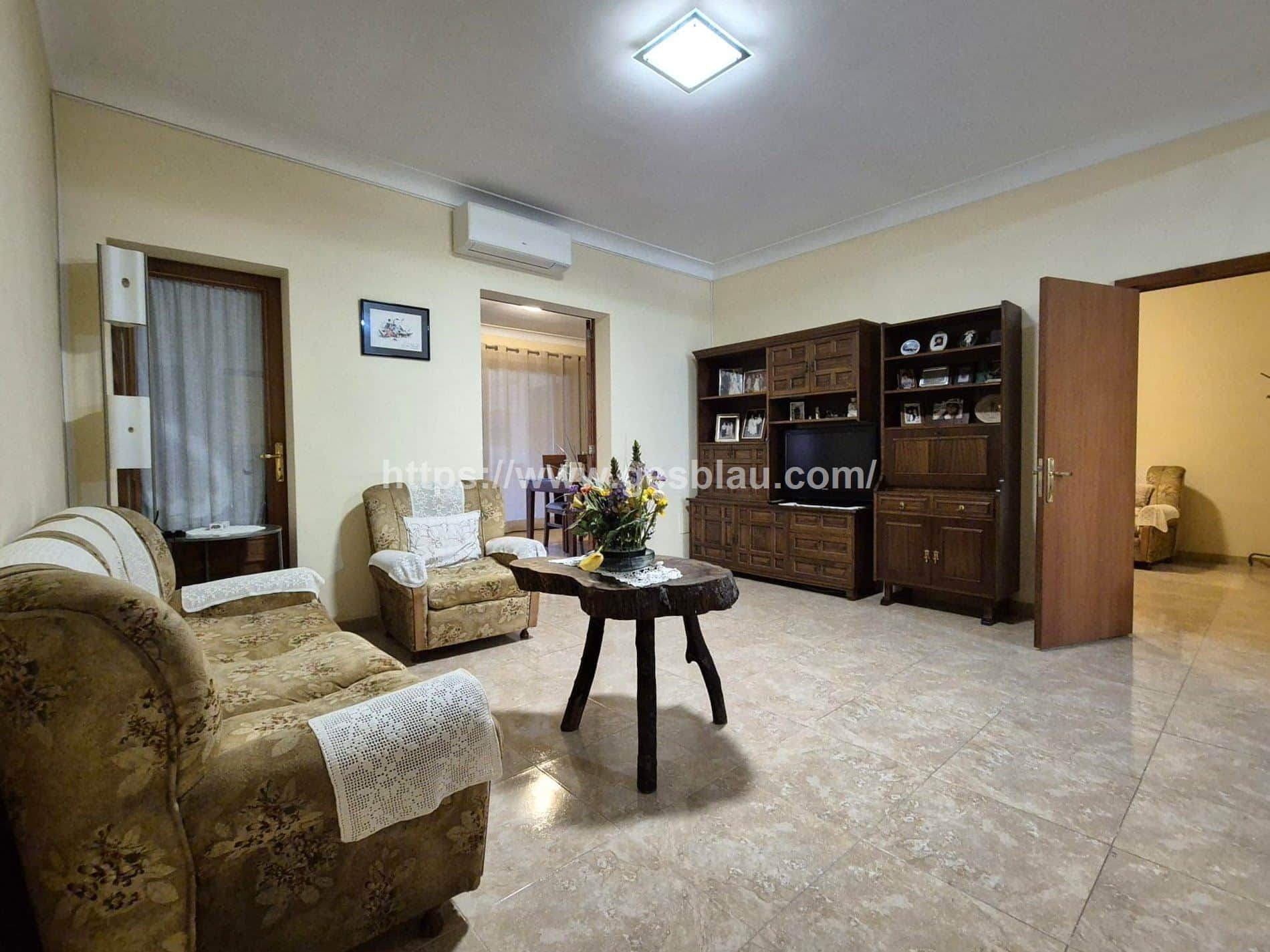 Planta baja con gran potencial: jardín, parking y amplio sótano - Foto 2