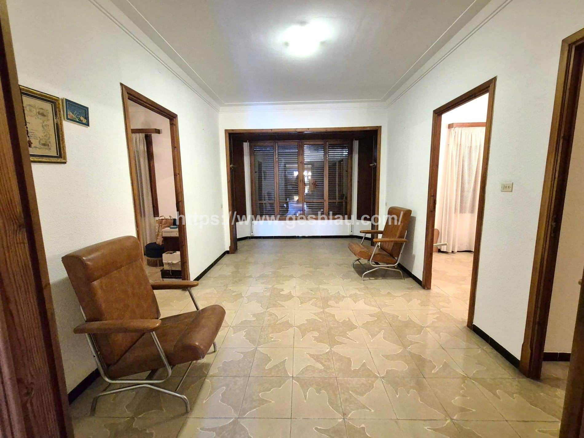 Piso a reformar en un edificio con pocos vecinos - Foto 3