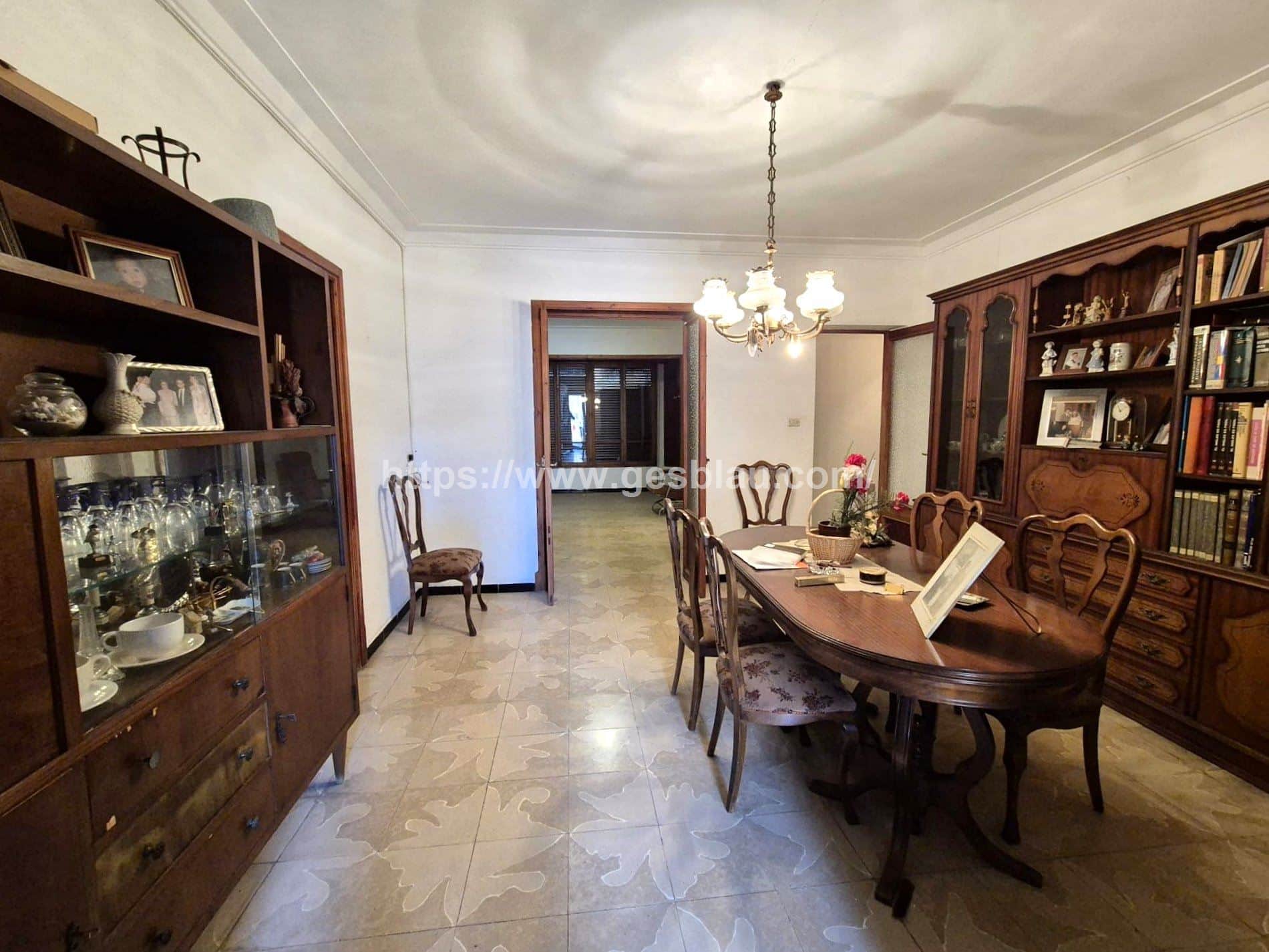 Piso a reformar en un edificio con pocos vecinos - Foto 1