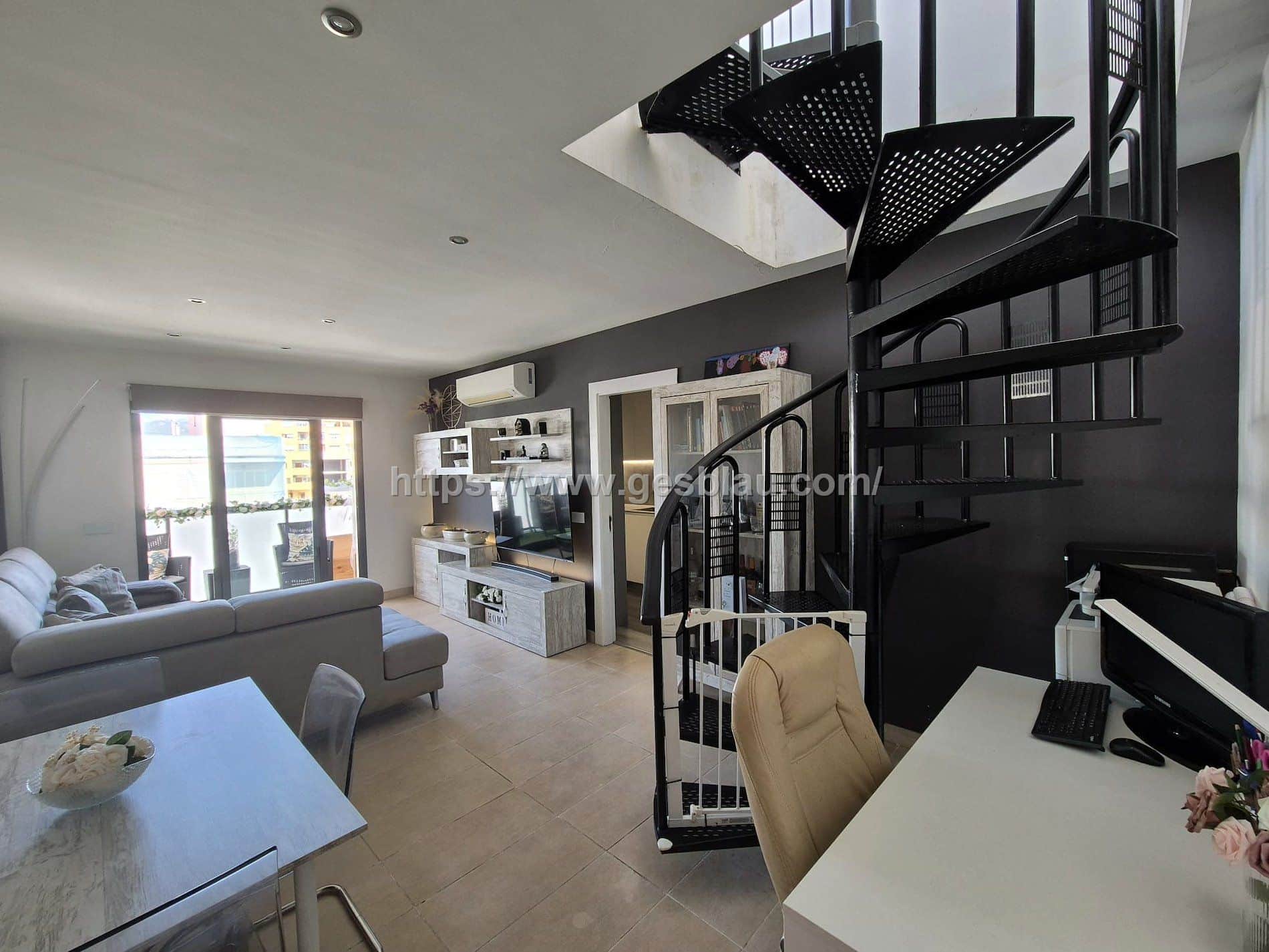 Piso con amplia terraza, plaza de parking y trastero incluidos - Foto 1