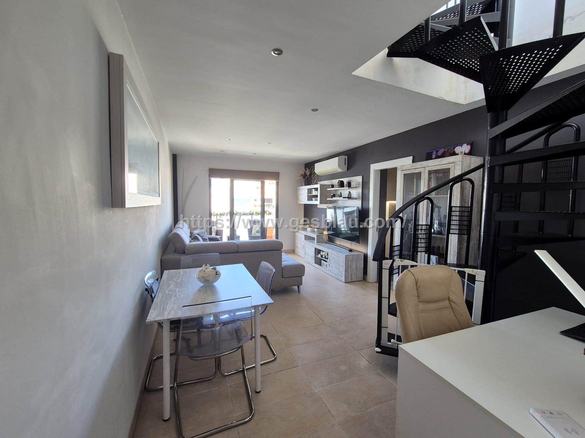 Piso con amplia terraza, plaza de parking y trastero incluidos - Foto 4