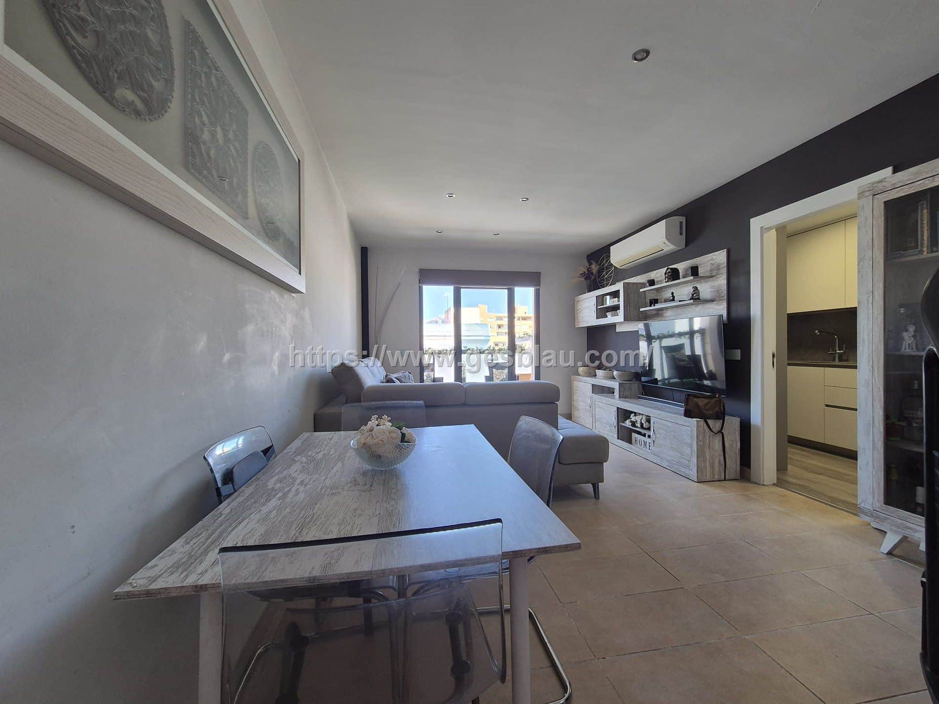 Piso con amplia terraza, plaza de parking y trastero incluidos - Foto 2