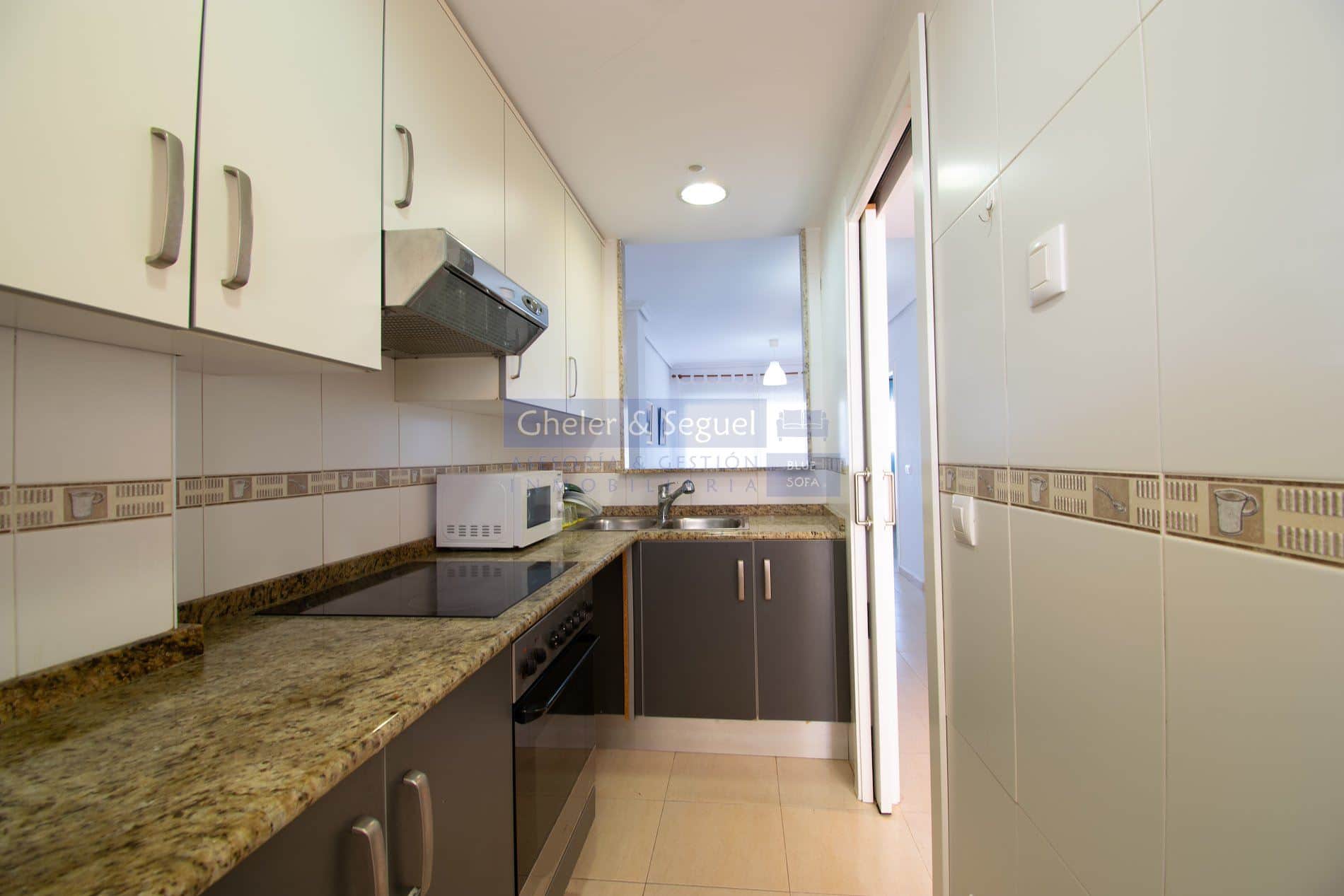 Apartamento con terraza, en zona tranquila a 5 minutos del mar - Foto 3