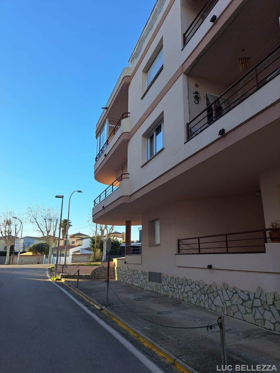En una pequeña y coqueta residencia en la urbanización de Ampuriabrava. - Foto 1
