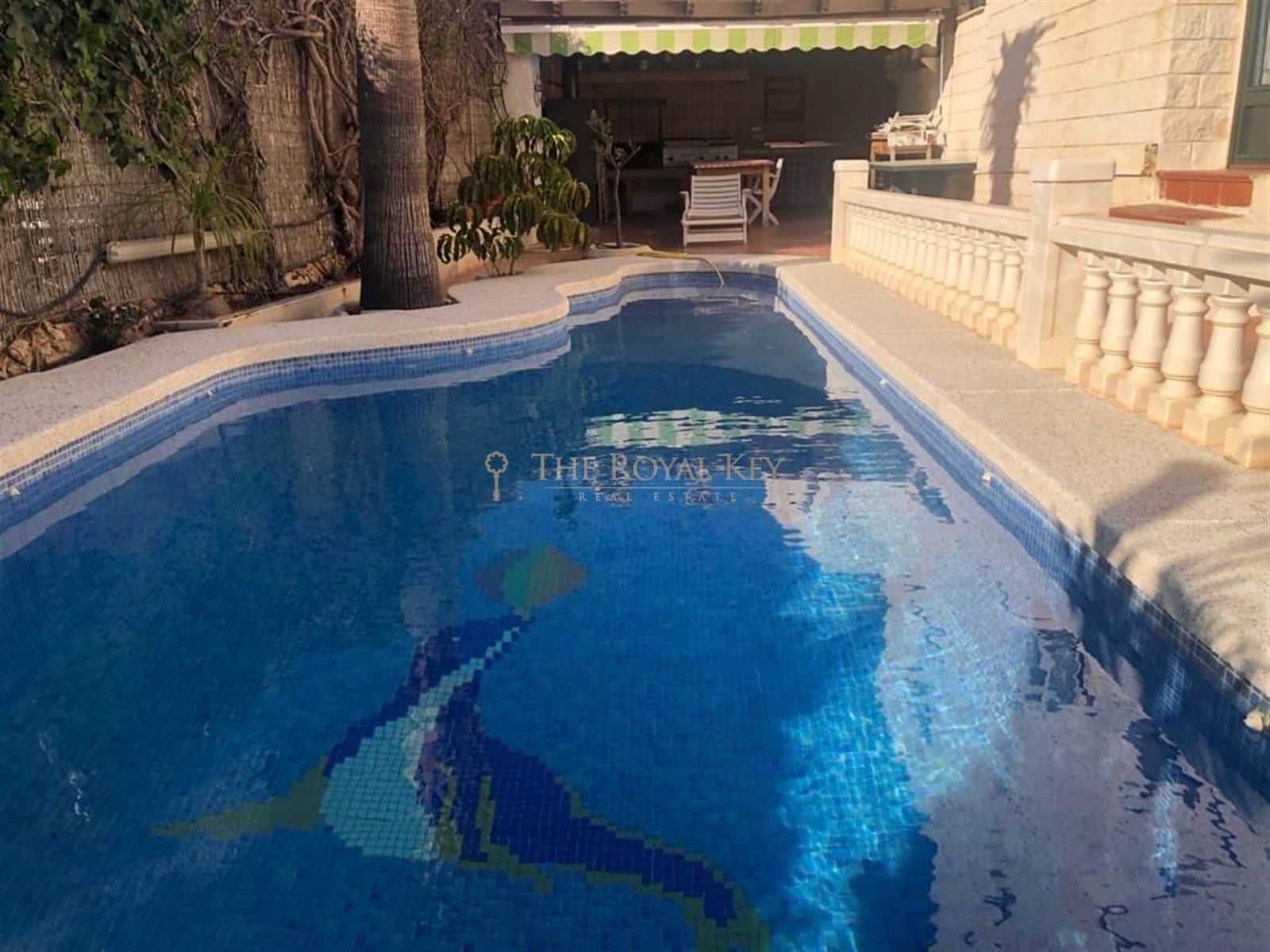 Villa amplia con piscina, barbacoa completa y vistas despejadas. - Foto 2