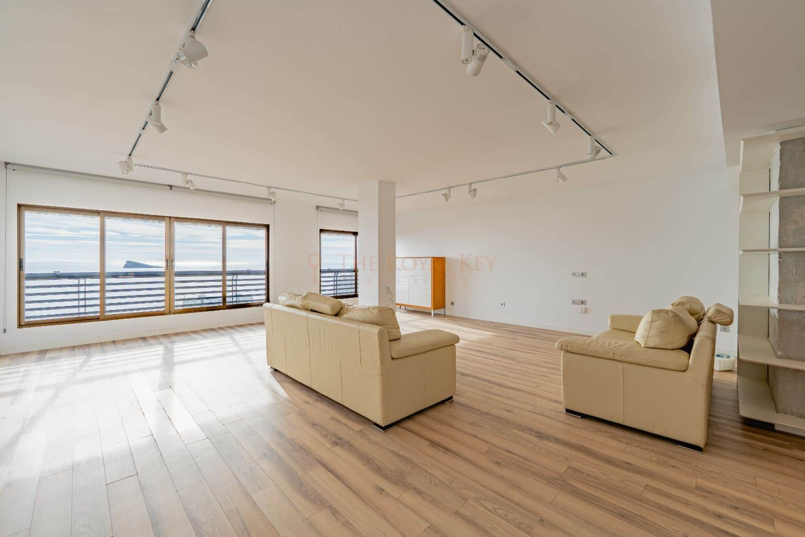 ¡OPORTUNIDAD! APARTAMENTO DE LUJO EN PLAYA DE PONIENTE - Foto 3