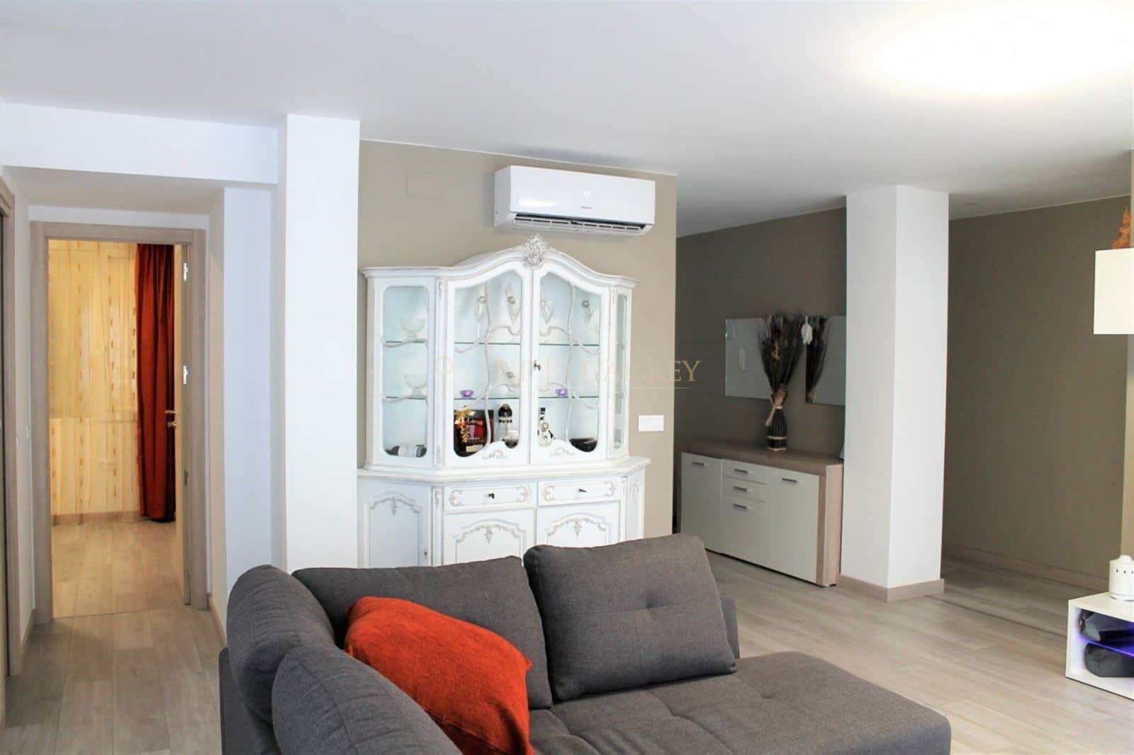 Piso totalmente reformado a 150 metros de la playa - Foto 1