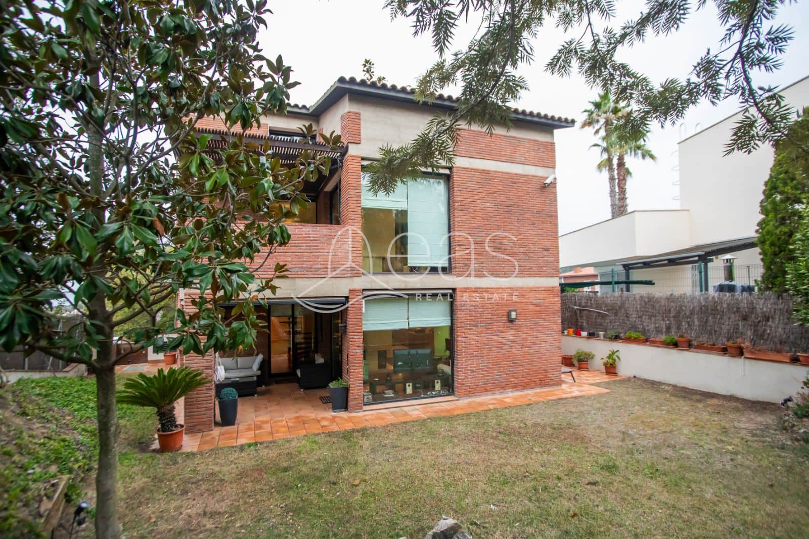 Luminosa casa en Sant Just distribuida en dos viviendas - Foto 1