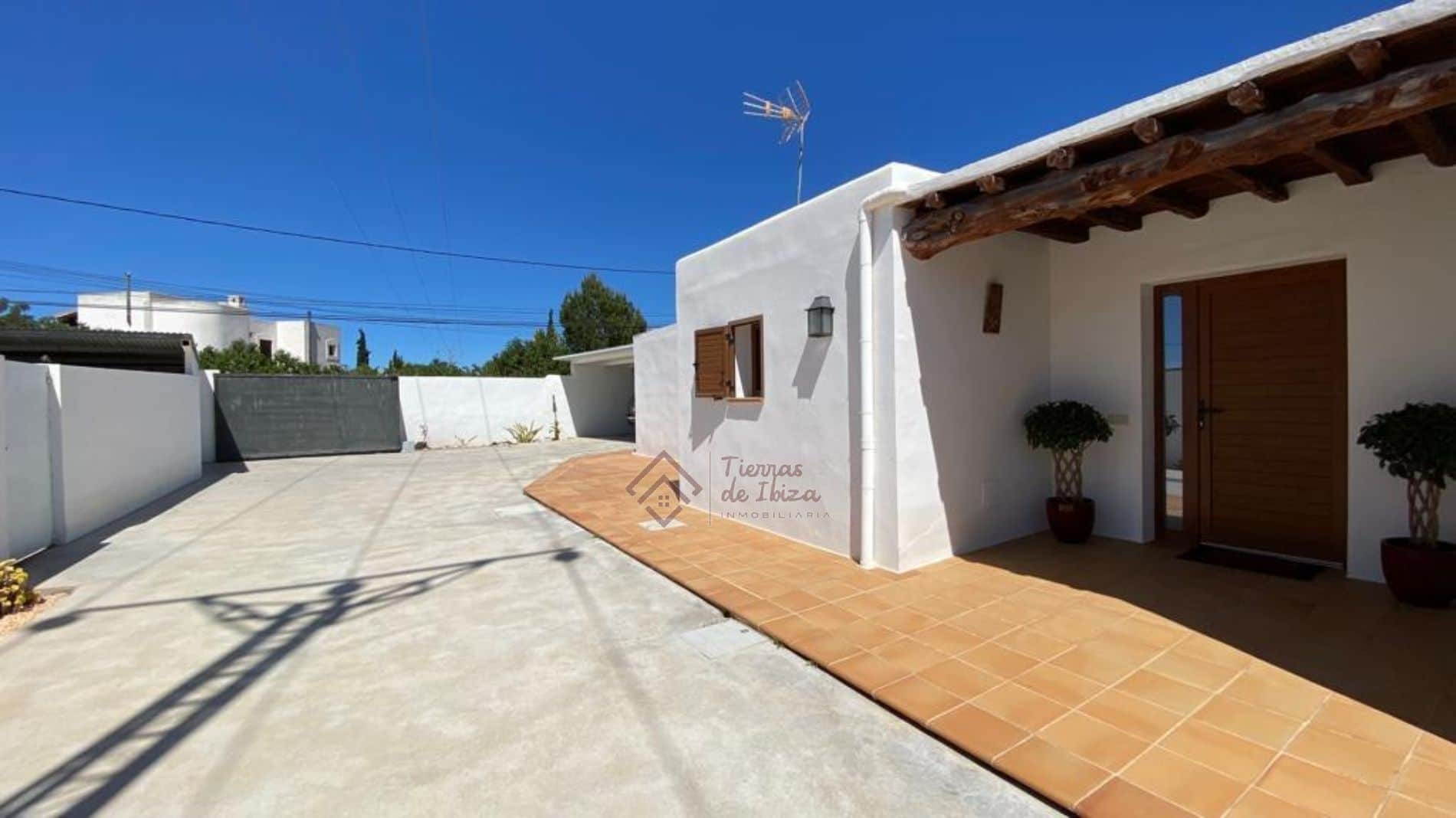 Chalet con Piscina, Trastero y Garajes en Santa Eulalia - Foto 1