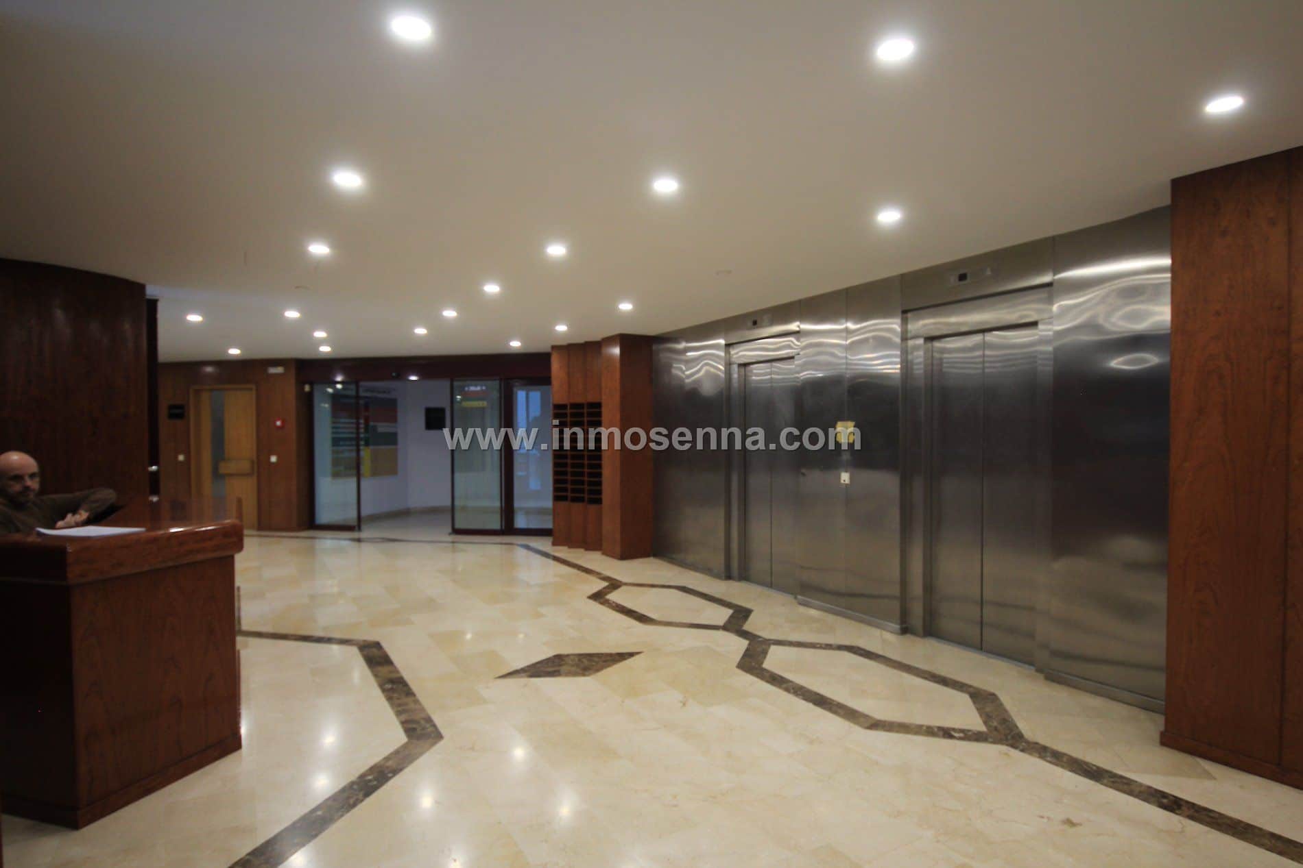 SE VENDE OFICINA CON POSIBILIDAD DE CAMBIO DE USO A VIVIENDA - Foto 3