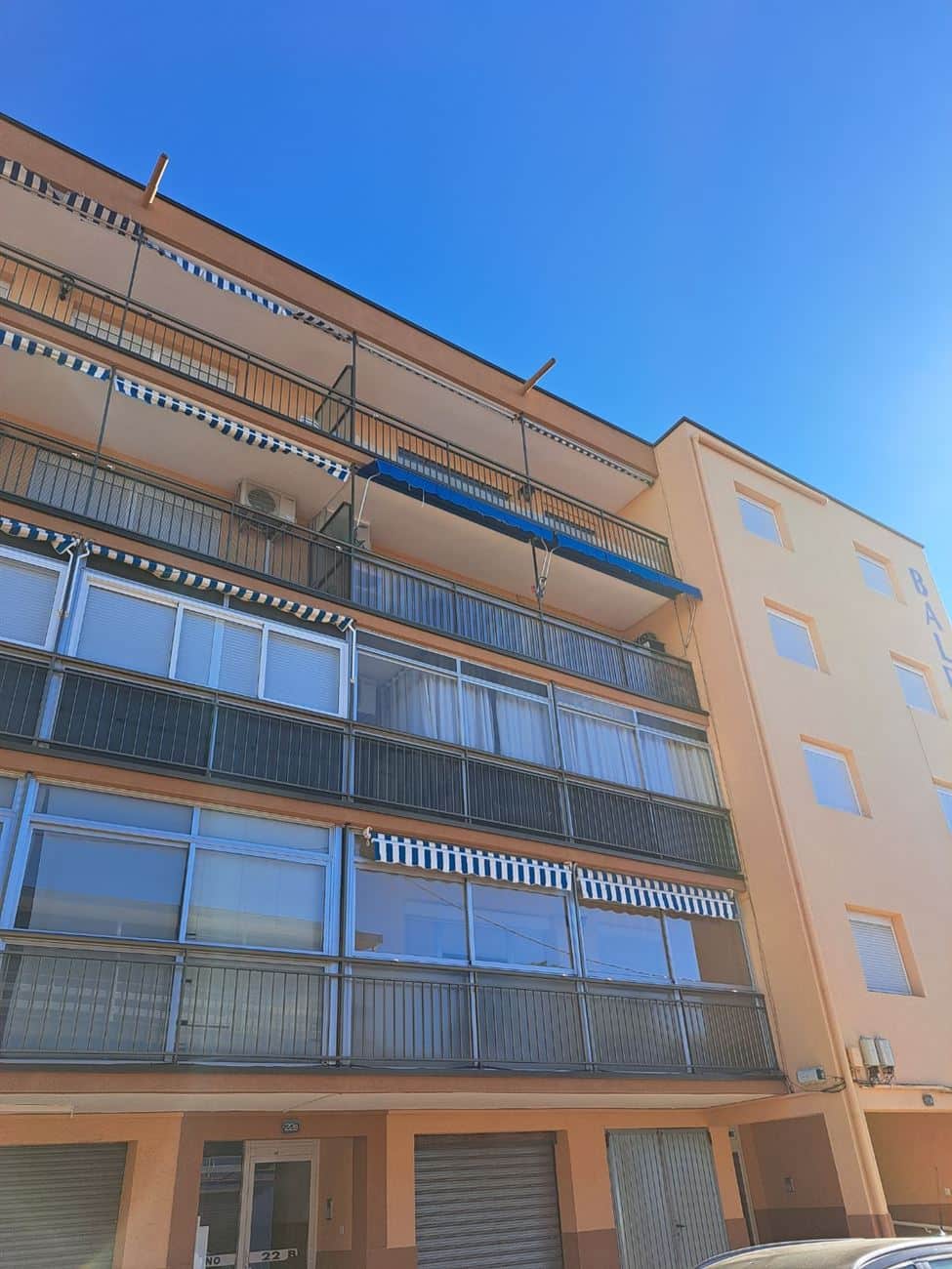 OCASIÓN 2 LOCALES JUNTOS CERCA  PLAYA CAMBRILS - Foto 1