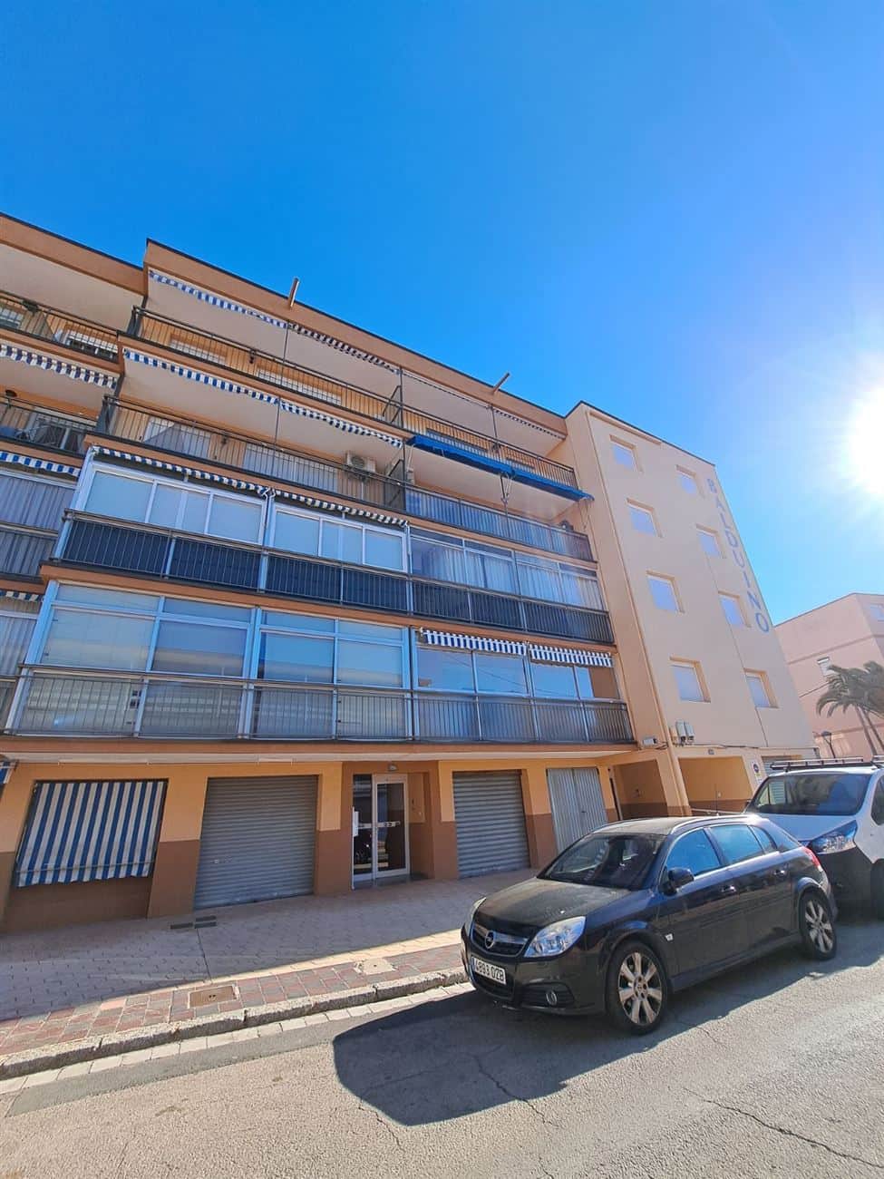 OCASIÓN 2 LOCALES JUNTOS CERCA  PLAYA CAMBRILS - Foto 2