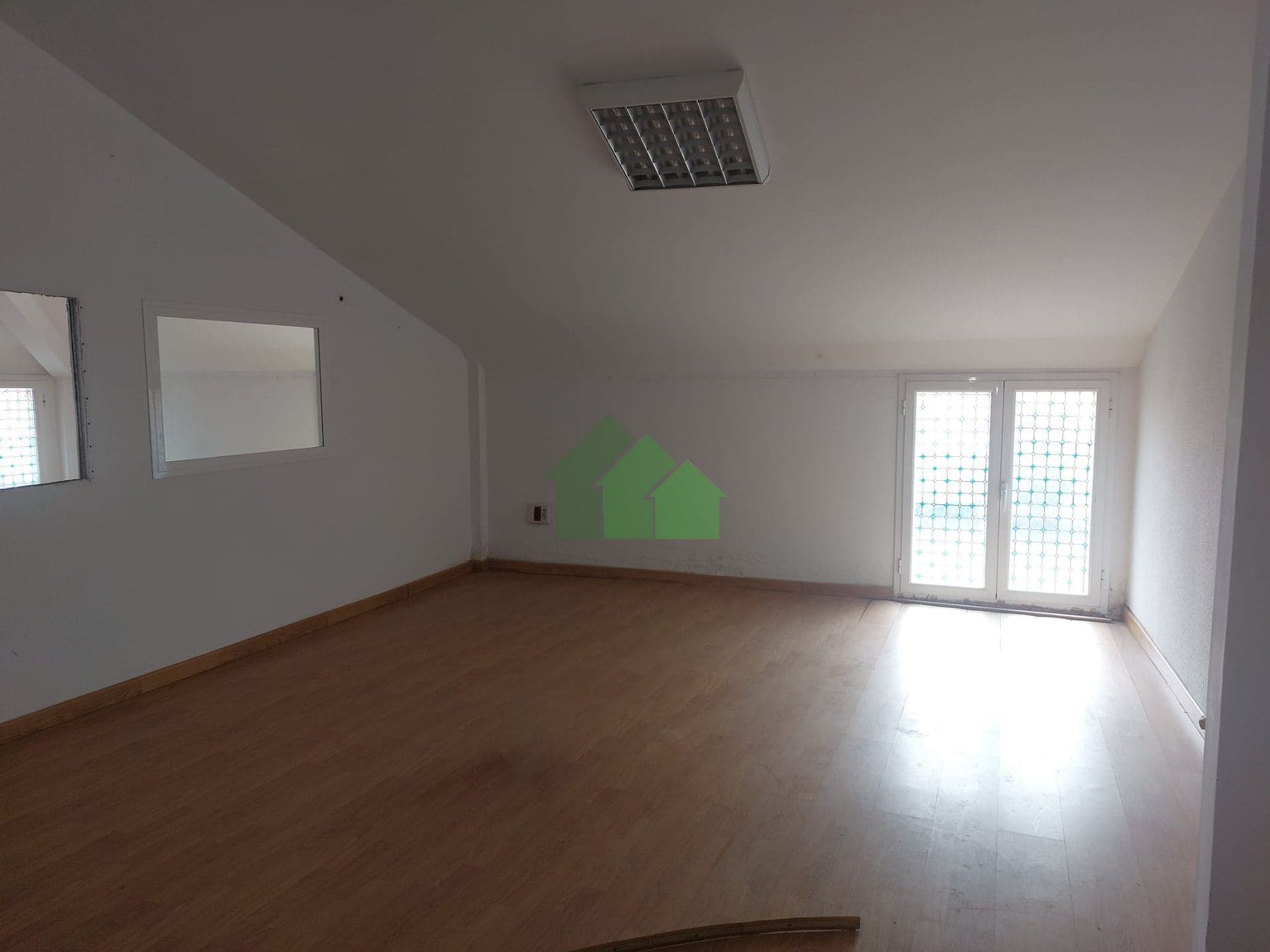 L-250 ALQUILER DE LOCALES EN ATICO EDIFICIO CON ASCENSOR. CENTRO MONTJO - Foto 4