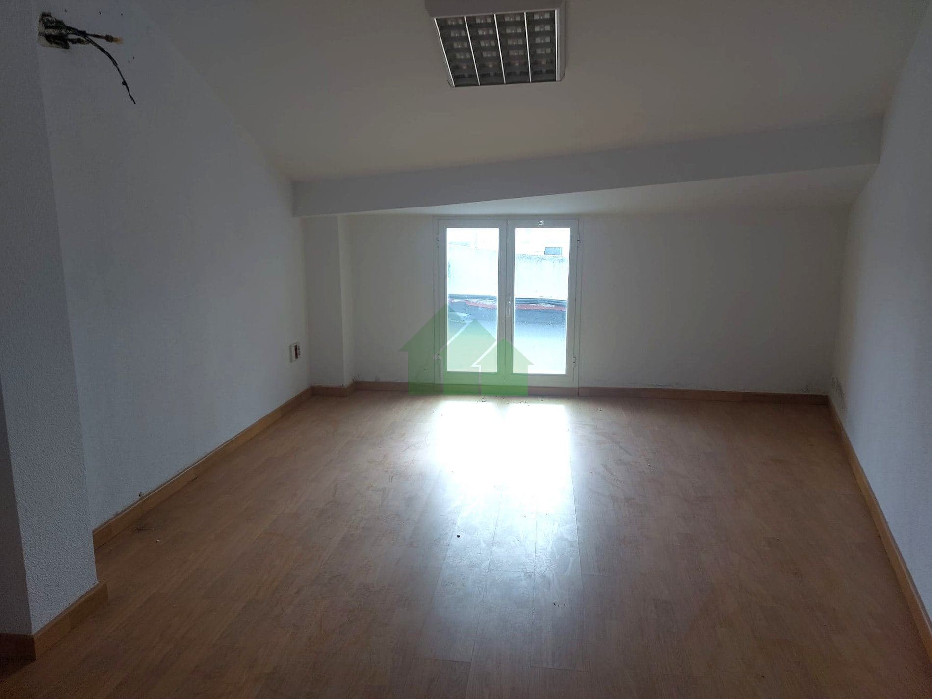 L-250 ALQUILER DE LOCALES EN ATICO EDIFICIO CON ASCENSOR. CENTRO MONTJO - Foto 3