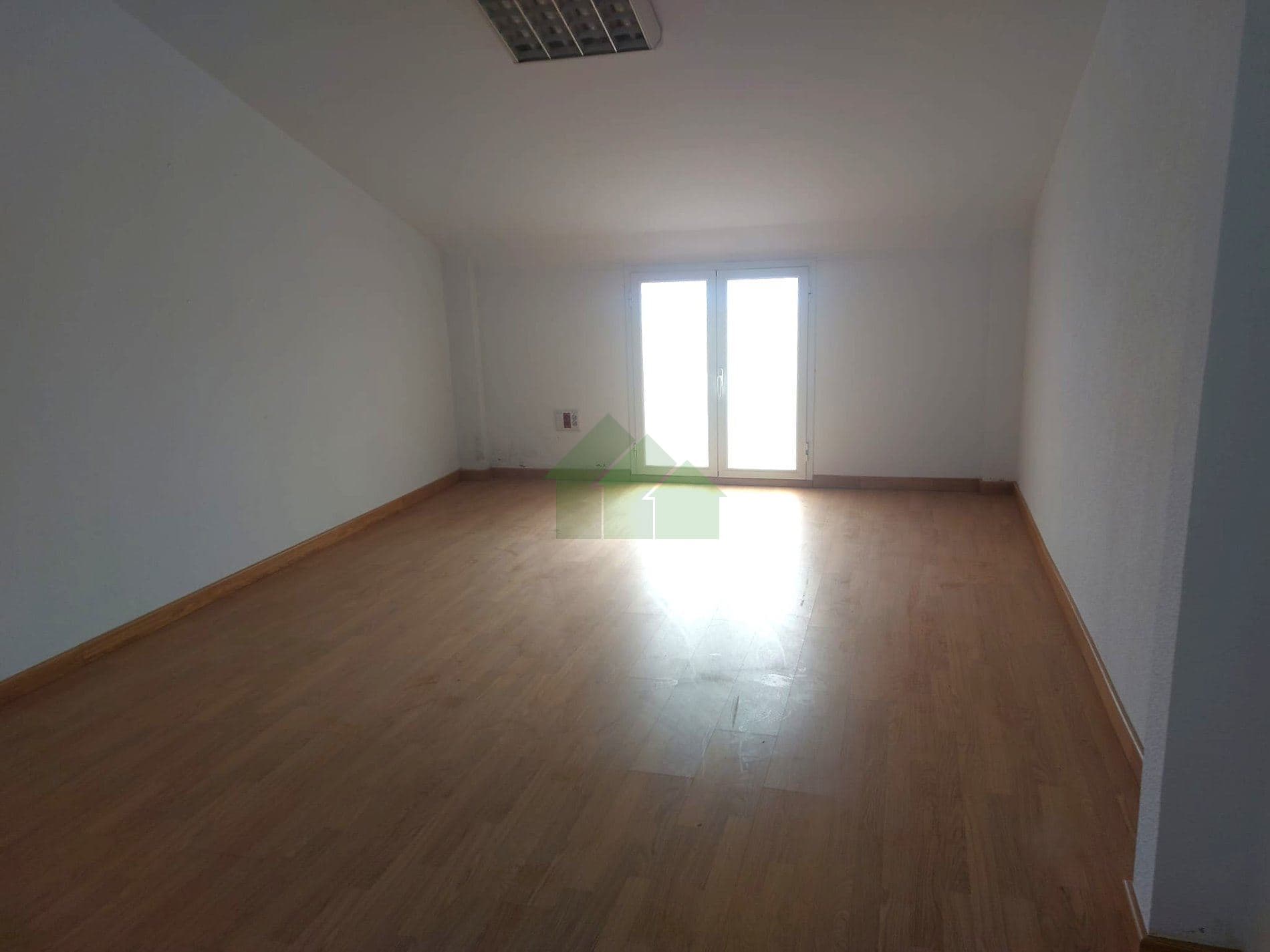 L-250 ALQUILER DE LOCALES EN ATICO EDIFICIO CON ASCENSOR. CENTRO MONTJO - Foto 5