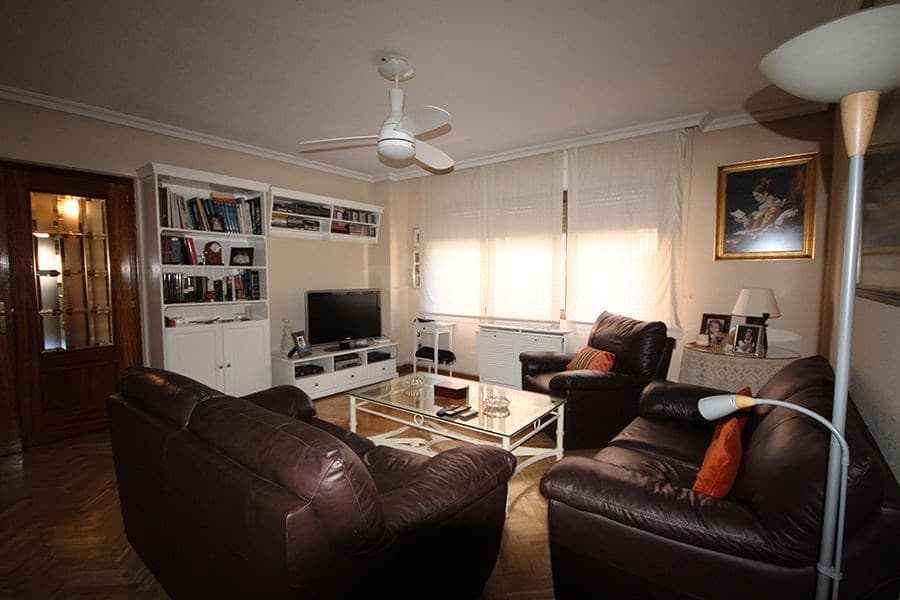 Chalet pareado de 5 dormitorios en Peñagrande - Foto 1