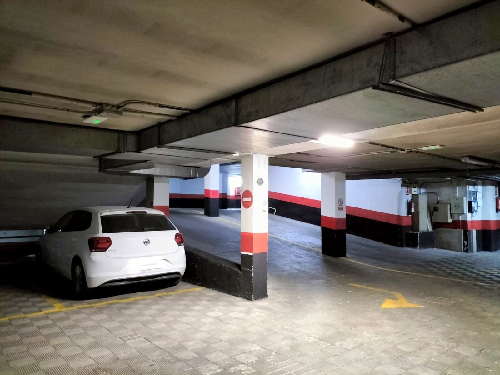 Plaza de garaje para coche grande - Foto 1